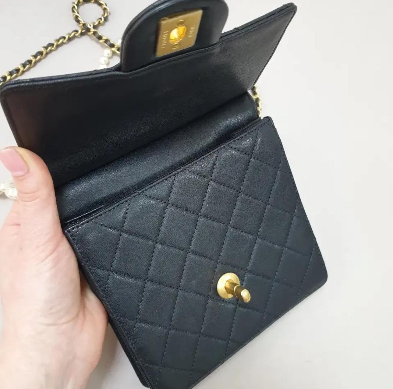 Chanel Black Small Chic Pearls Flap Bag Unisexe en vente