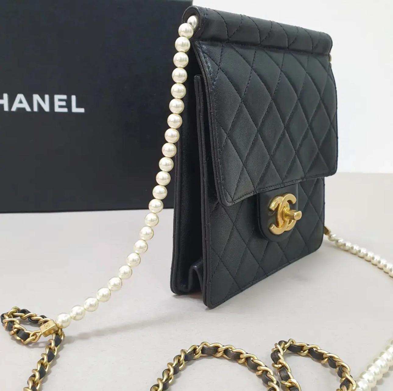 Chanel Schwarze kleine Chic Perlen-Klappentasche im Angebot 1