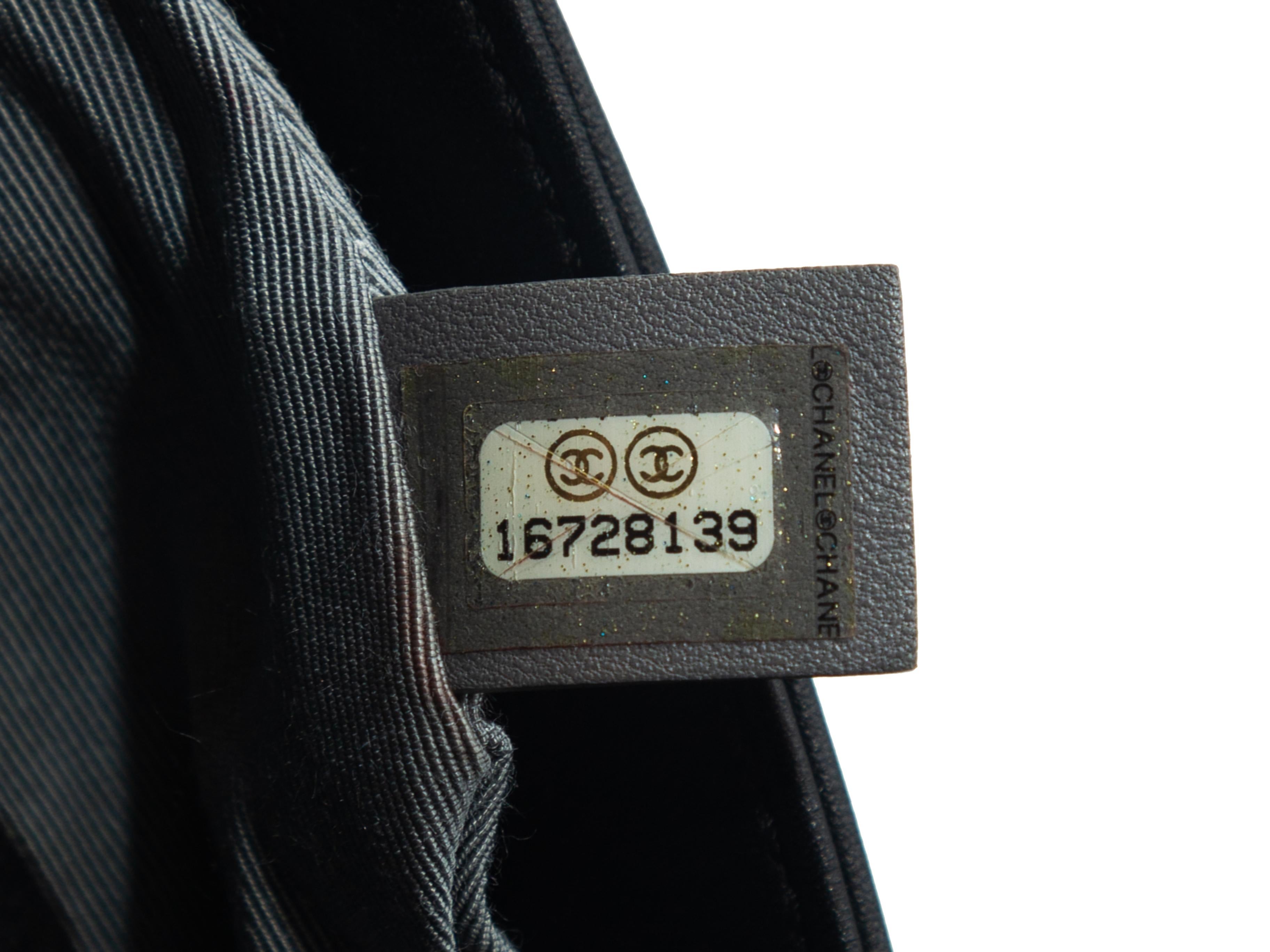 Einzelheiten zum Produkt: Schwarze Small Coco Pleats Flap Umhängetasche von Chanel. Steppung im gesamten Leder. Griff aus Kettengliedern. Abnehmbarer Leder-Kreuzgurt. CC-Verschluss auf der Vorderseite. 11