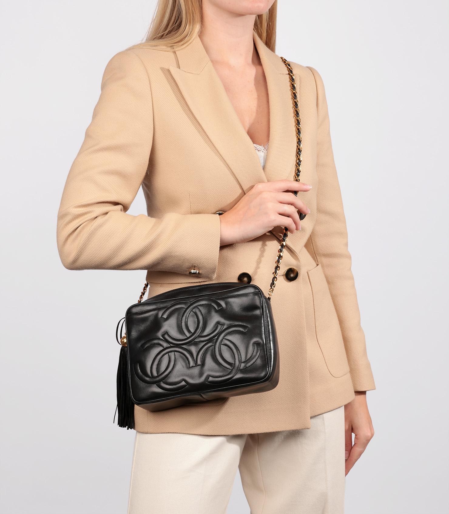 Chanel Black Smooth Lambskin Leather Vintage Small Fringe Timeless Camera Bag

Marque : Chanel
Modèle- Petit sac à franges intemporel pour appareil photo
Type de produit- Épaule
Numéro de série - 31*****
Age- Circa 1994
Accompagné de : sac à