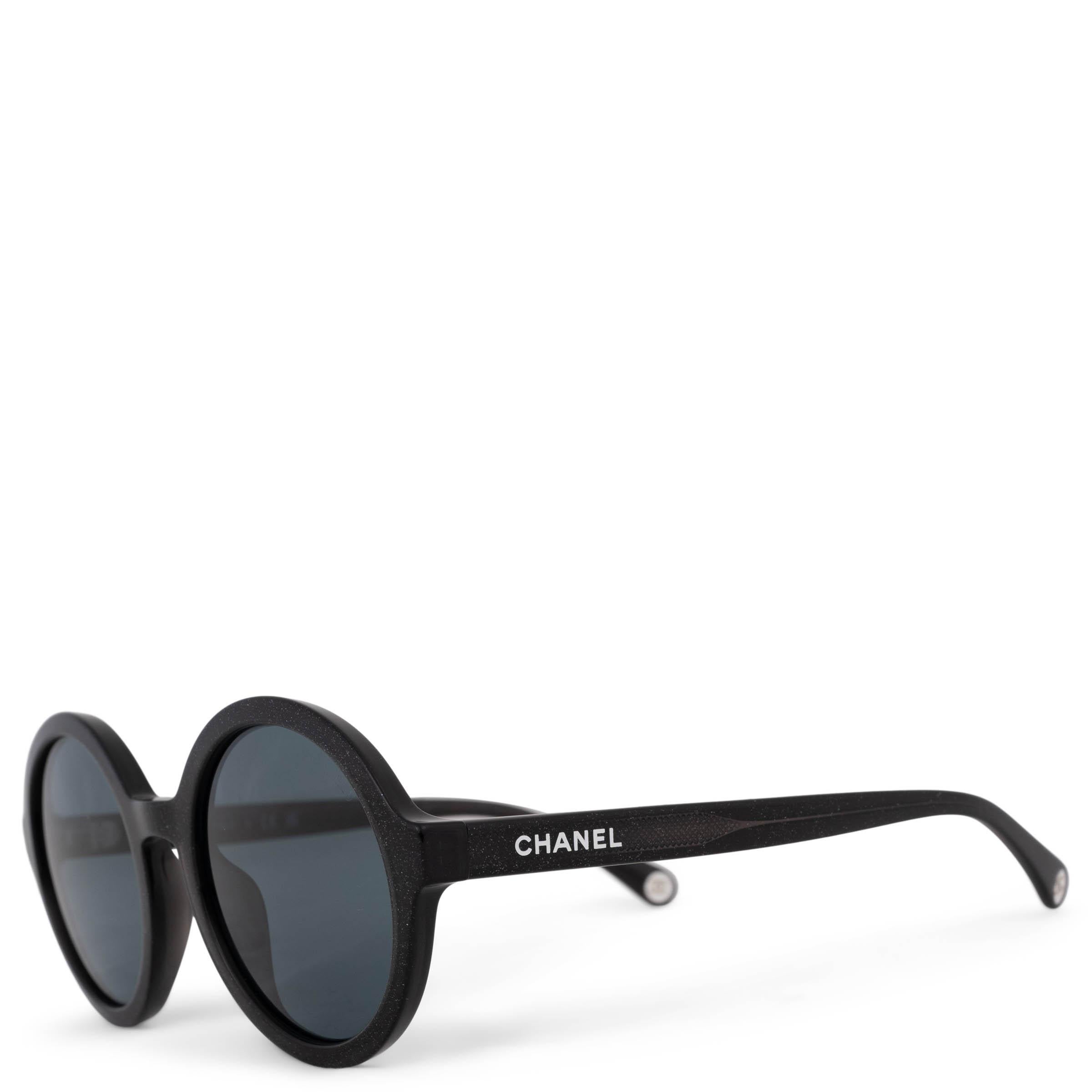 Diese 100% authentische Chanel Sonnenbrille aus schwarz gesprenkeltem Acetat hat einen eleganten runden Rahmen mit verspiegelten blauen Gläsern. Das moderne und doch zeitlose Design wird durch den Schriftzug am Bügel und das CC-Detail an den