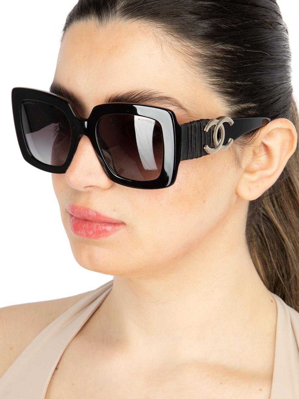 El ESTADO de este artículo nuevo de Chanel es Nuevo con etiquetas. Este artículo viene con el embalaje original.
 

 
 Detalles
 
 
 Model No: 5474Q
 
 Negro
 
 Acetato
 
 Gafas de sol cuadradas
 
 Lente Gradiente Gris
 
 Llanta completa
 
 Detalle