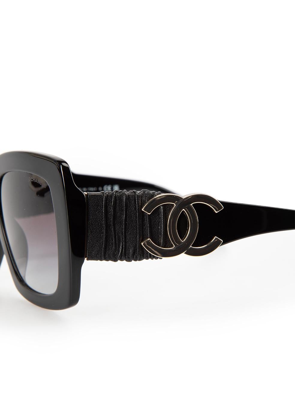 Chanel Gafas de sol cuadradas negras con detalle de piel 2