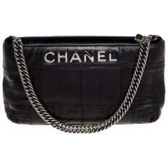 Chanel Schwarzes Quadrat Gestepptes Leder Lax Pochette Tasche