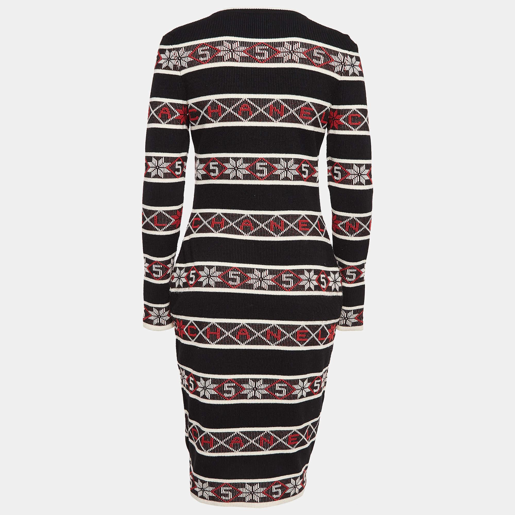Questo abito bodycon a costine nero di Chanel presenta un elegante motivo a righe.  che offre una silhouette elegante e lusinghiera. Il design accentua le curve mantenendo una raffinatezza senza tempo. Perfetto per essere indossato sia di giorno che