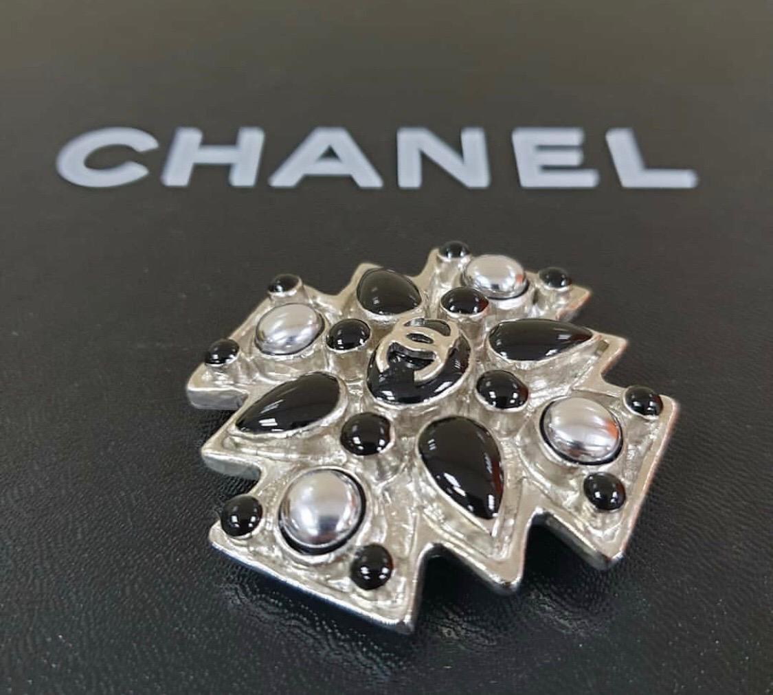 CHANEL LOGO CRYSTAL FAUX GEMSTONE  BROOCH

Condition is like new.

Comes whitout original box.

For buyers from EU we can provide shipping from Poland. Please demand if you need.