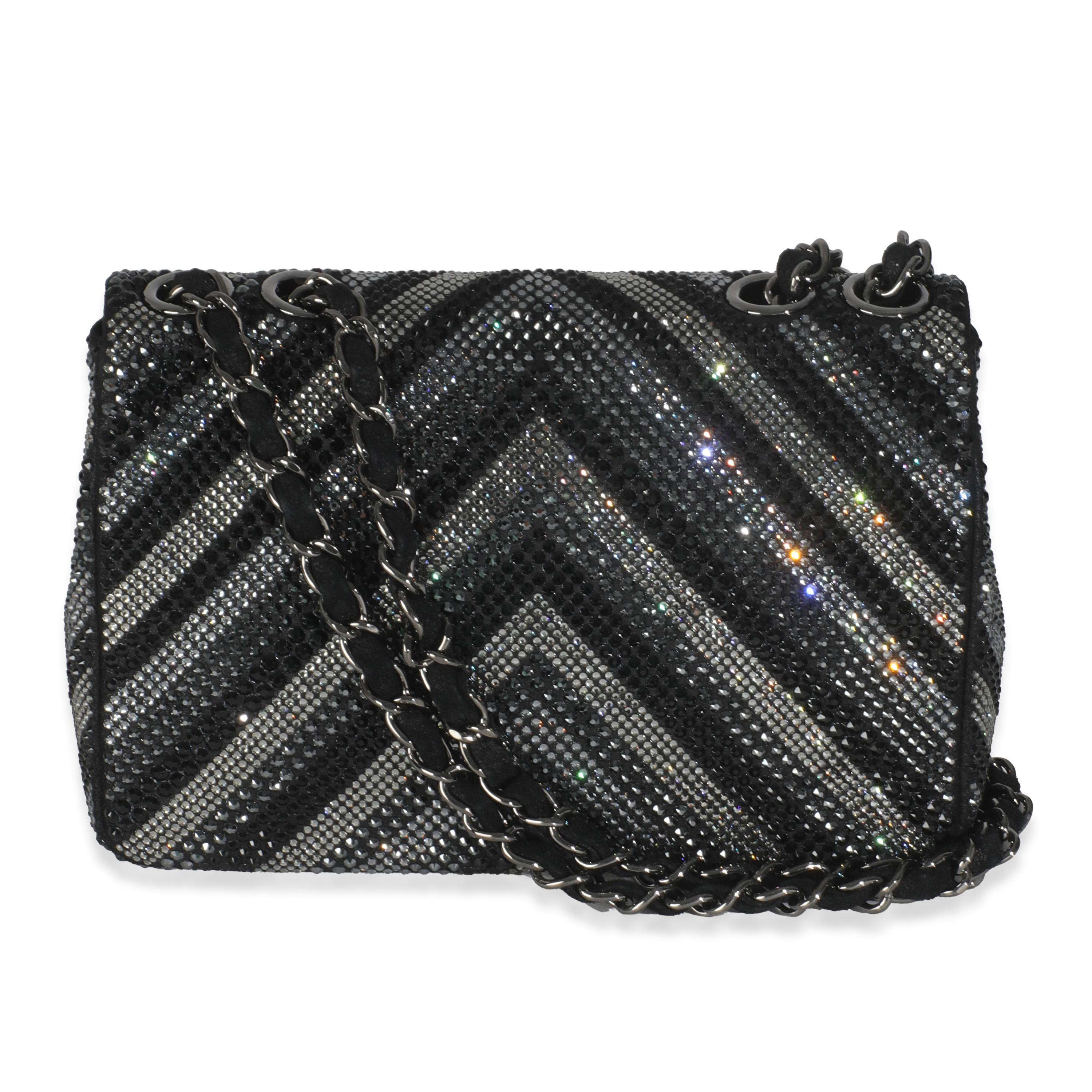 Titre de la liste : Chanel Black Strass CC Chevron Mini Flap Bag
SKU : 146007
Condit : Usagé 
Description de l'état : Un classique intemporel qui ne se démode jamais, le sac à rabat de Chanel date de 1955 et a connu un certain nombre de mises à