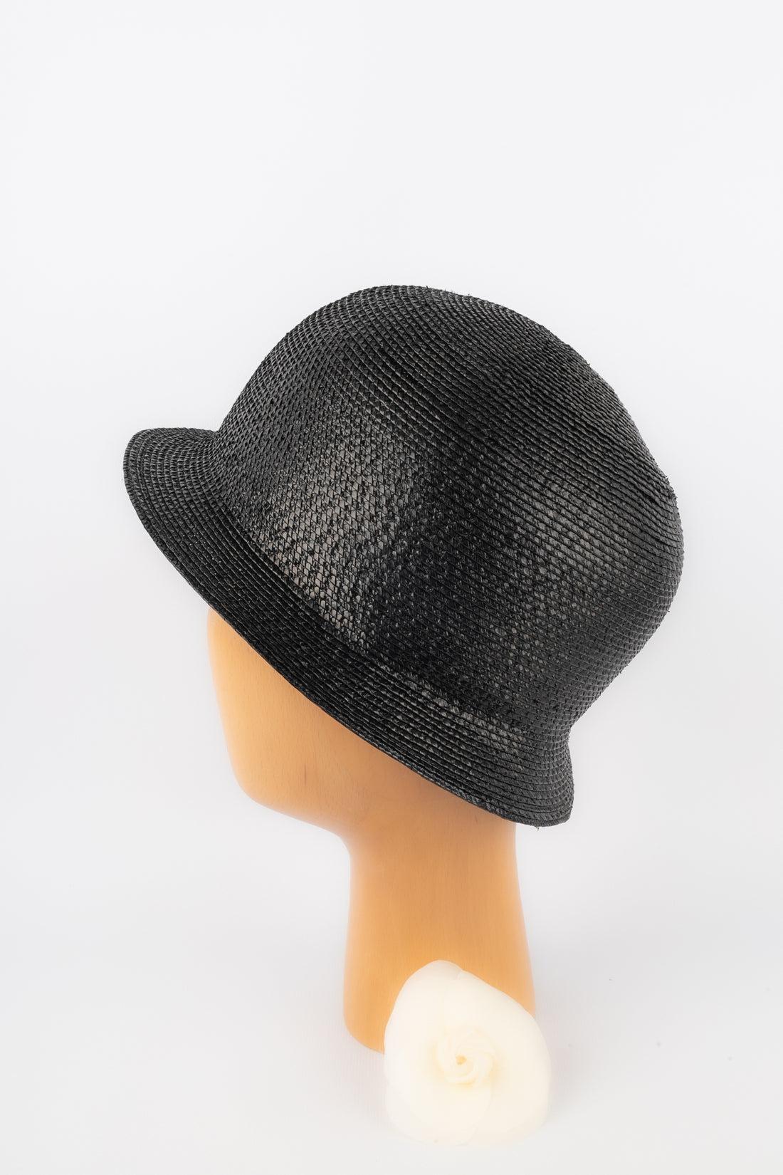 CHANEL - Black straw hat.

Additional information:
Condition: Very good condition
Dimensions: Head circumference: 54 cm

Seller Reference: CHP50
