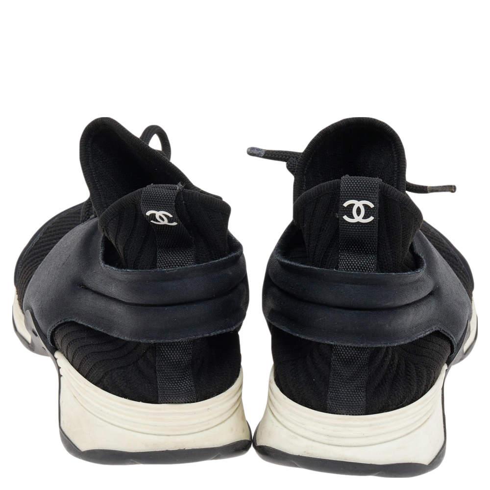 Chanel Black Stretch Fabric and Neoprene CC Low Top Sneakers Size 40 In Good Condition In Dubai, Al Qouz 2