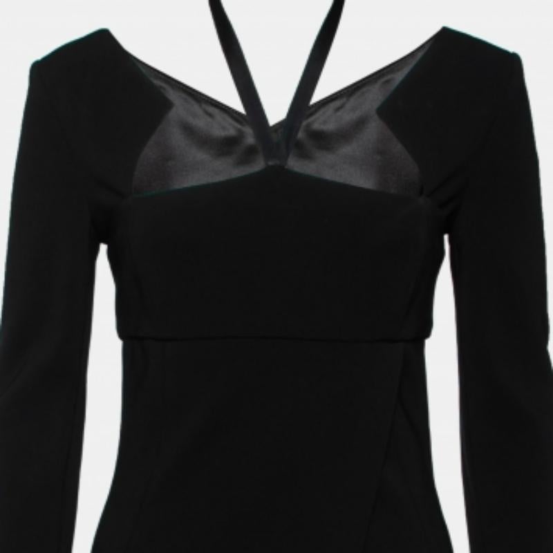 Zeigen Sie Ihre Vorliebe für schlichte Mode mit diesem eleganten Kleid von Chanel. Es ist aus feinen MATERIALEN gefertigt und hat eine Midi-Länge und lange Ärmel. Das schwarze Kleid ist sehr schmeichelhaft und hat einen Ausschnitt am Rücken. Mit
