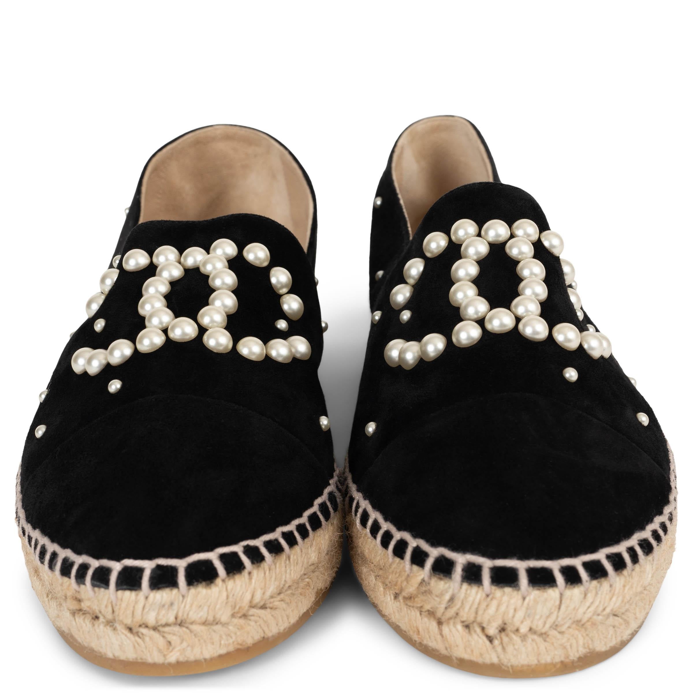 Ces espadrilles en daim noir, 100% authentiques de Chanel, confèrent à ce basique décontracté l'élégance qui le caractérise. Ornées de perles lumineuses, dont certaines sont disposées de façon à former le logo CC emblématique, elles présentent des
