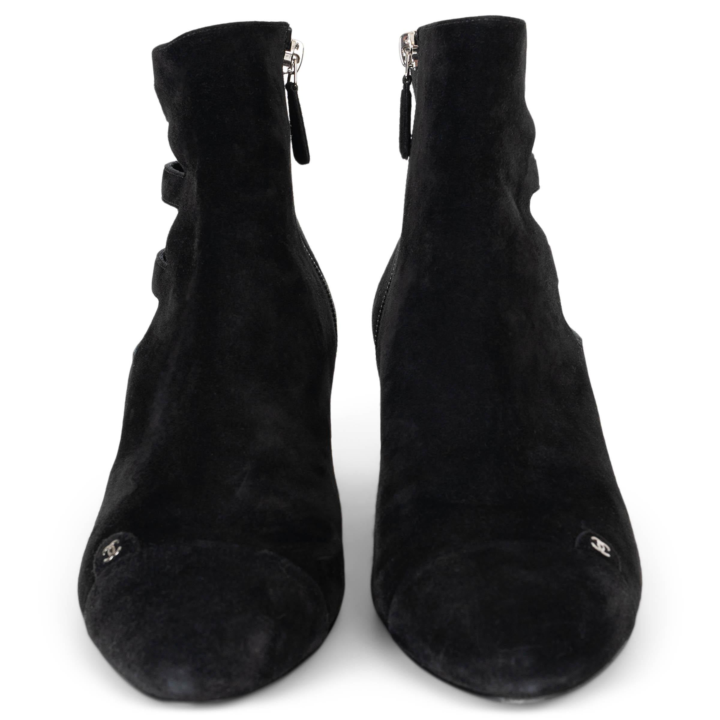 Ces bottines en daim noir 100 % authentiques de Chanel respirent l'élégance raffinée et la modernité. Dotées de trois découpes sur le côté, elles présentent des orteils en amande et des talons bloc en métal frappant pour une déclaration audacieuse.