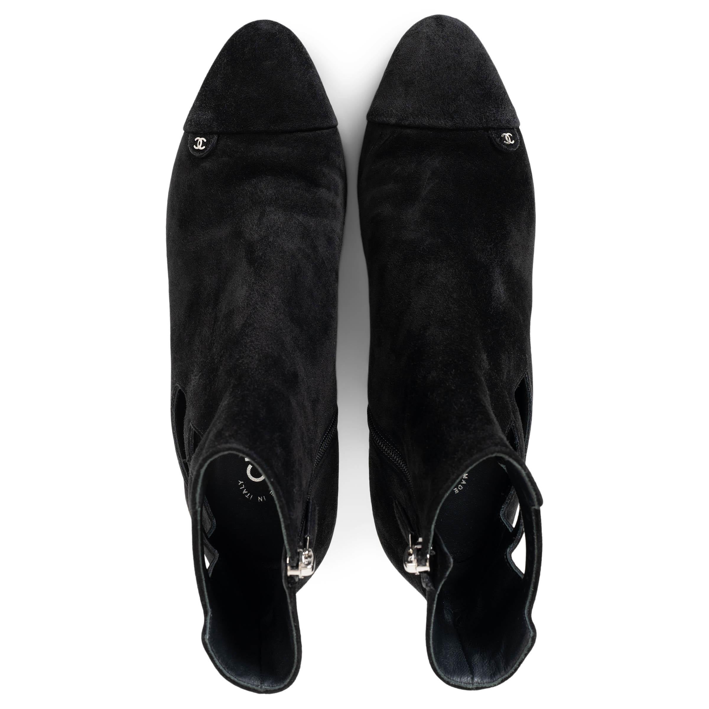 CHANEL daim noir 18K CUT-OUT Ankle Boots Shoes 38 en vente 1
