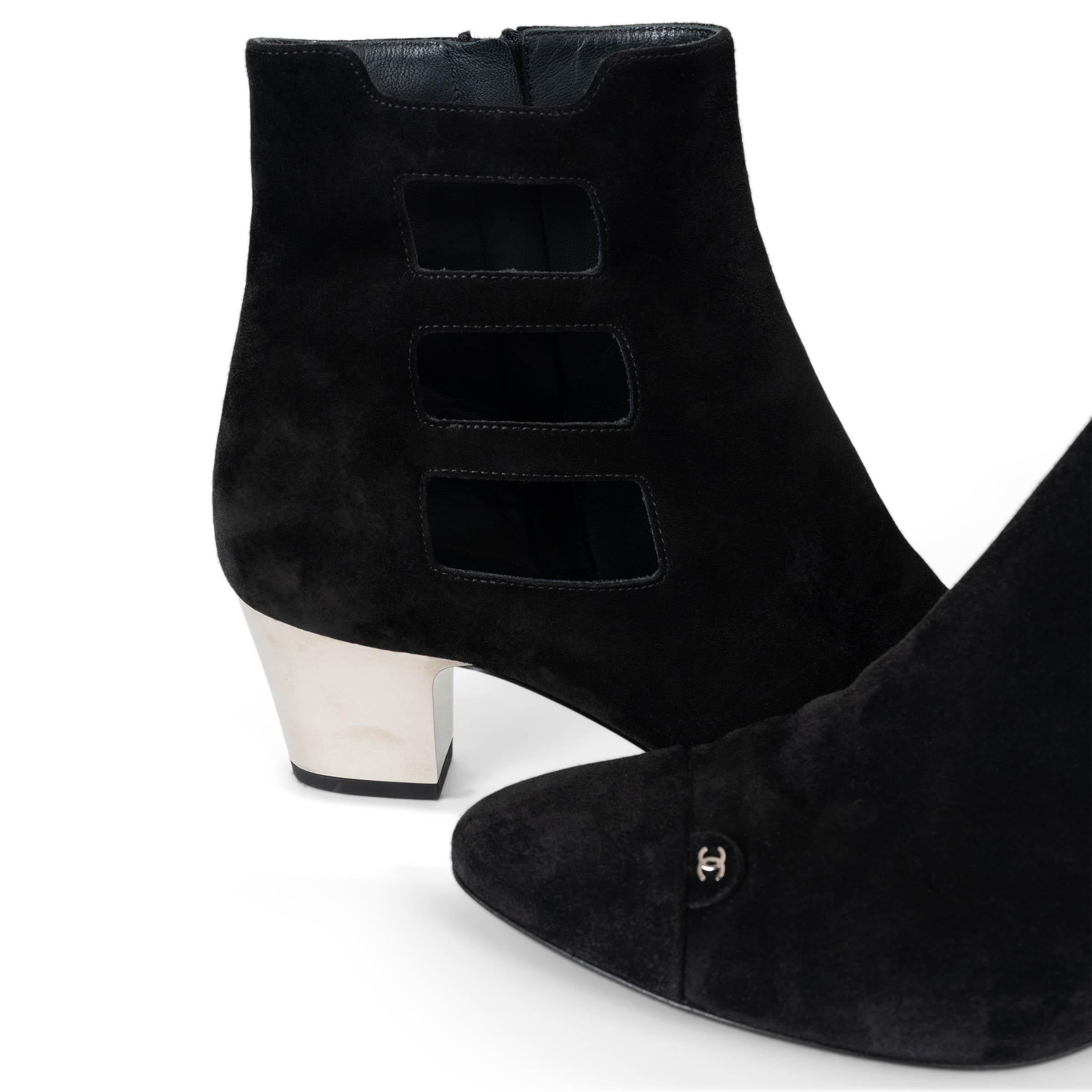 CHANEL daim noir 18K CUT-OUT Ankle Boots Shoes 38 en vente 2