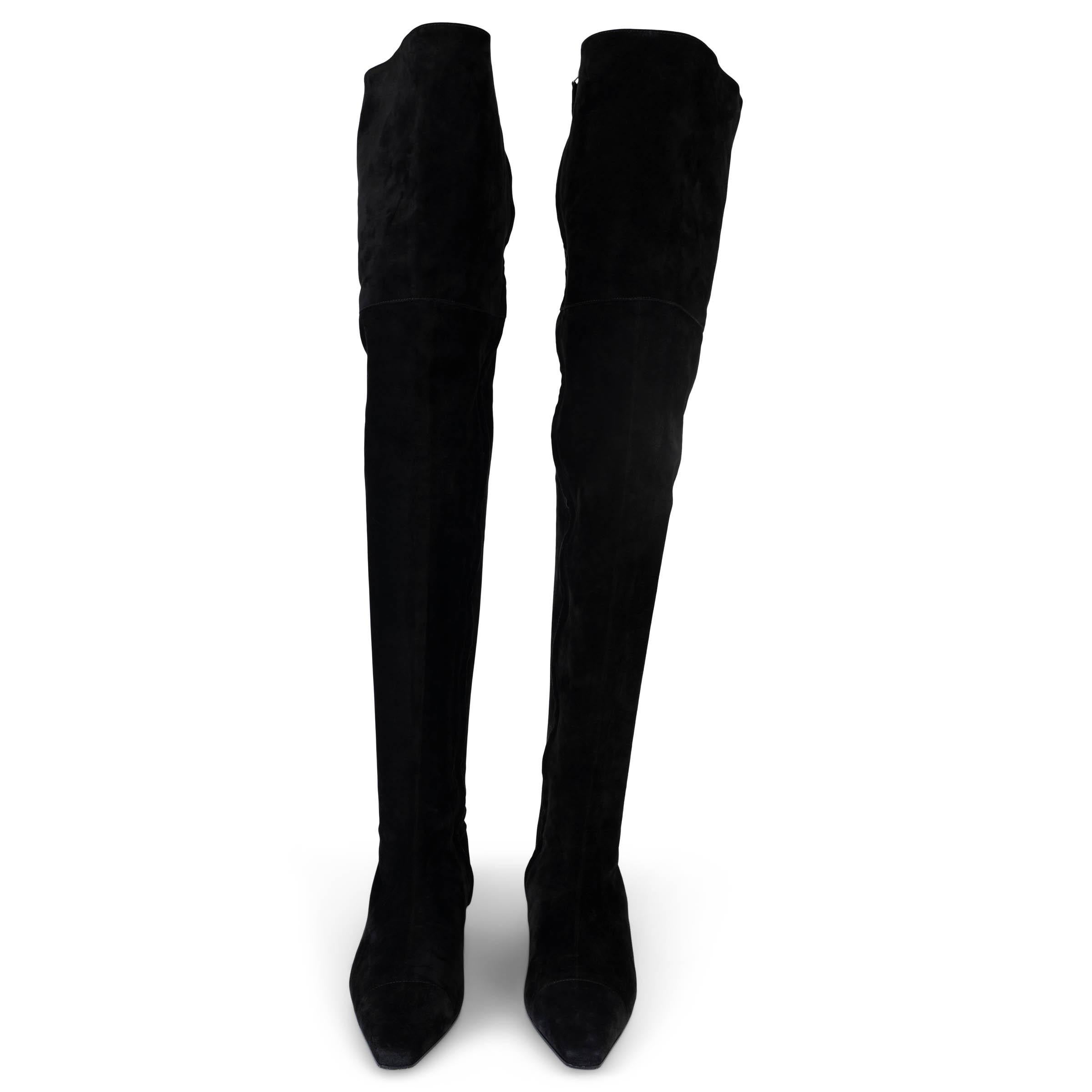 100% autentici stivali Chanel sopra il ginocchio in pelle scamosciata nera. Punta a punta e tacco basso. Si chiude con una cerniera sul lato. Sono stati indossati e sono in ottime condizioni. 

2018 Autunno/Inverno

Misure
Modello	18K
