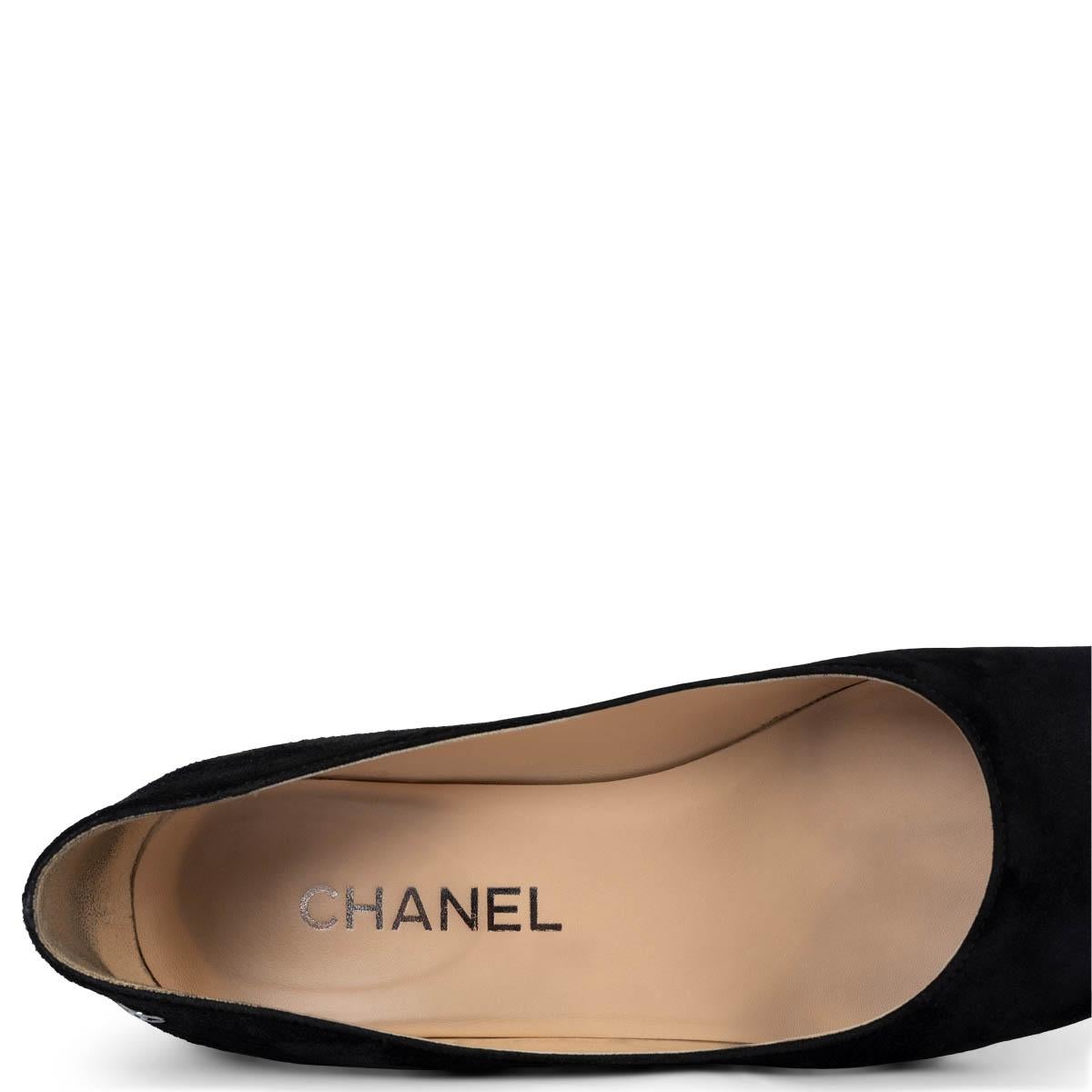 CHANEL black suede 2019 19B CHAIN TRIM BLOCK HEEL Pumps Shoes 37.5 For Sale 3