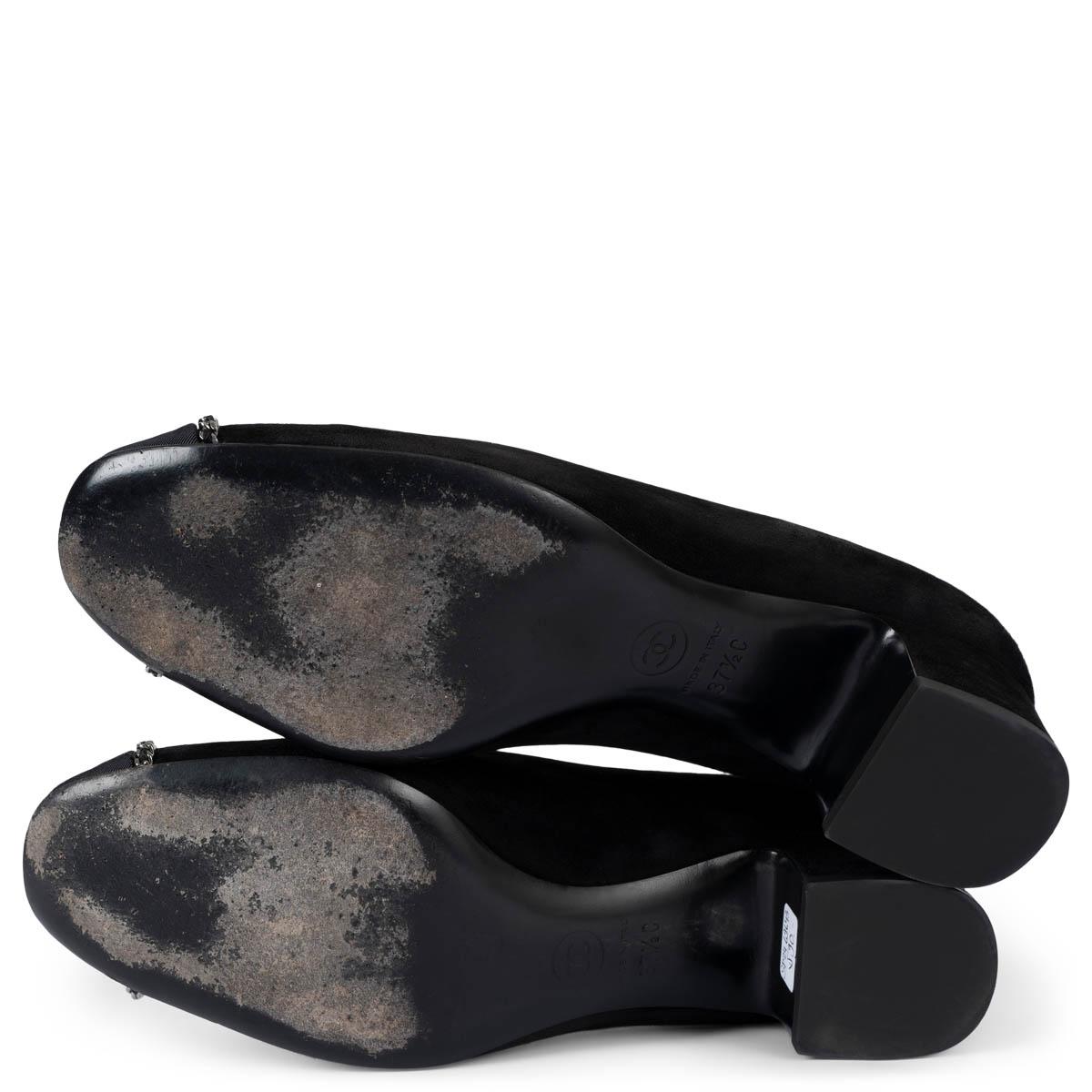 CHANEL black suede 2019 19B CHAIN TRIM BLOCK HEEL Pumps Shoes 37.5 For Sale 4