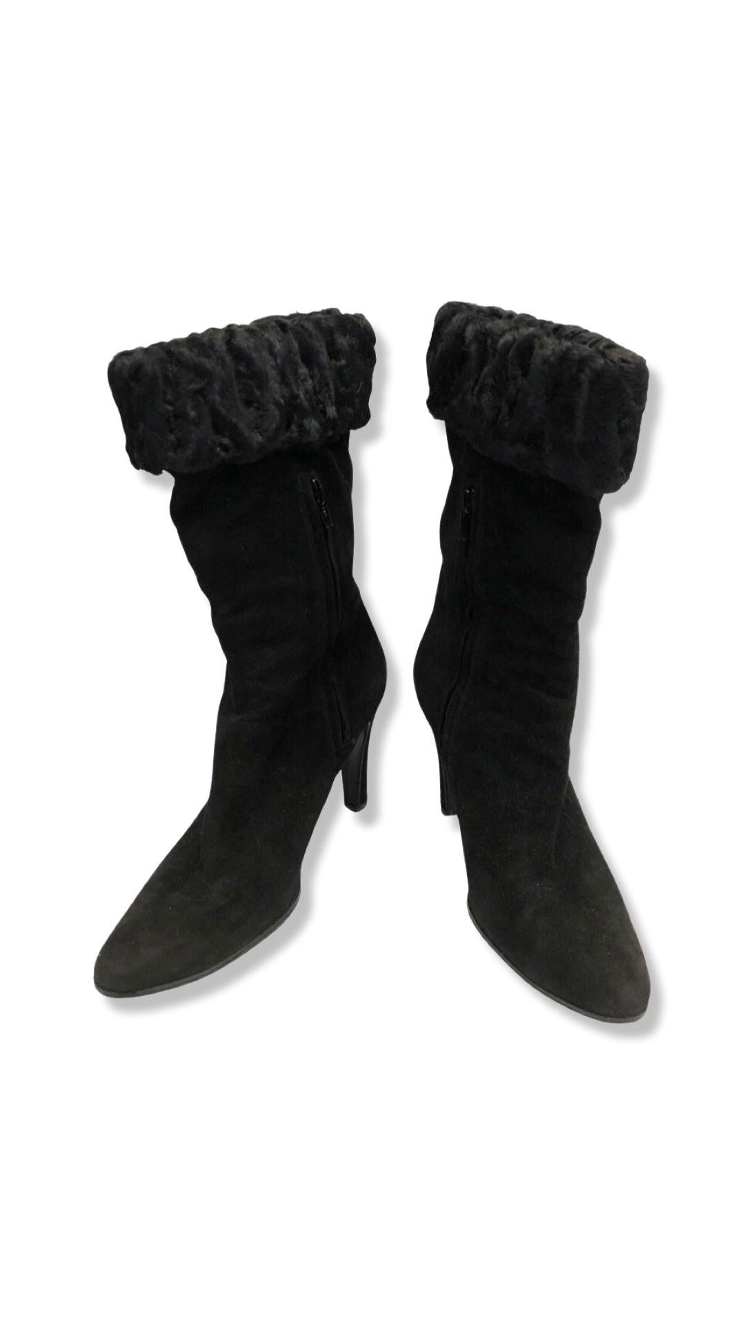 - Vintage 90s Chanel black suede ankle boots.

- Featuring black fur trim. 

- Size 38.5

