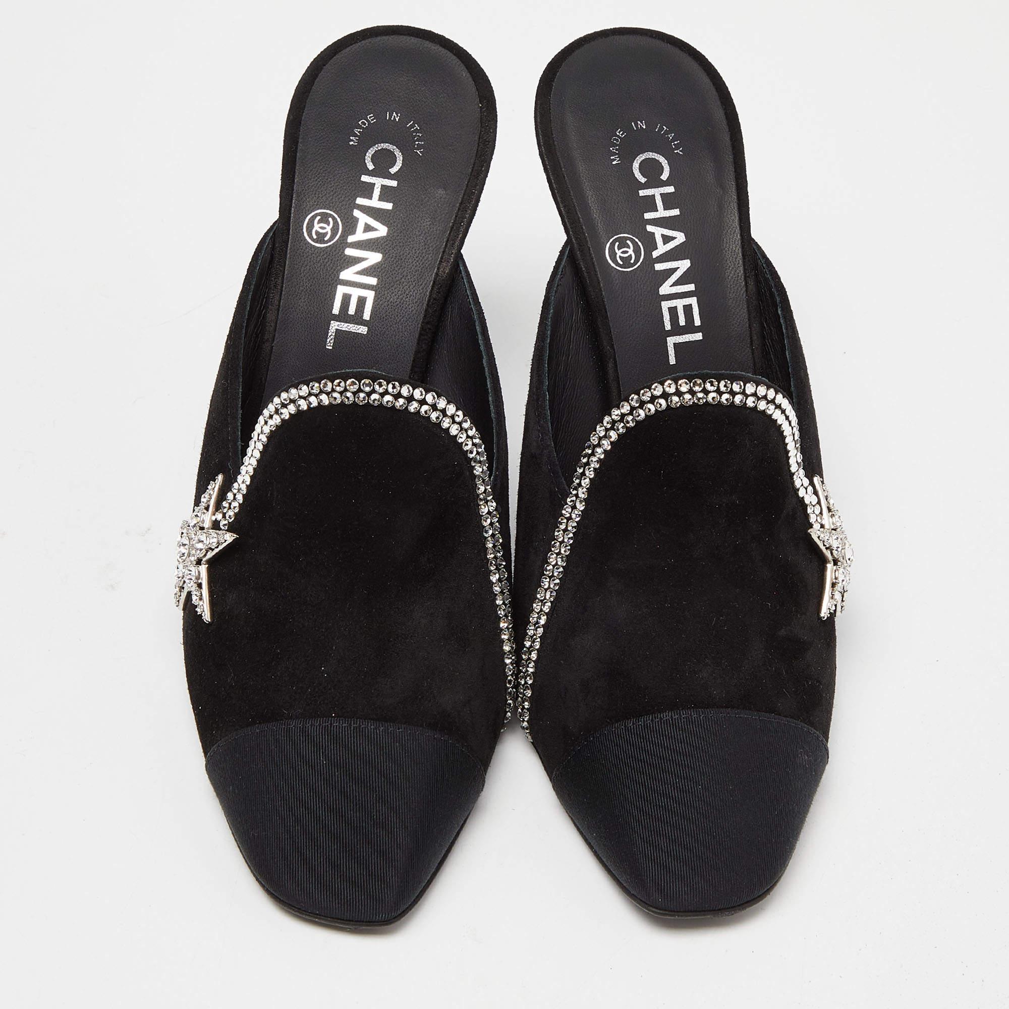 Discover footwear elegance with these Chanel women's mules. Meticulously designed, these heels seamlessly marry fashion and comfort, ensuring you shine in every setting.

Includes: Original Box, Info Booklet

