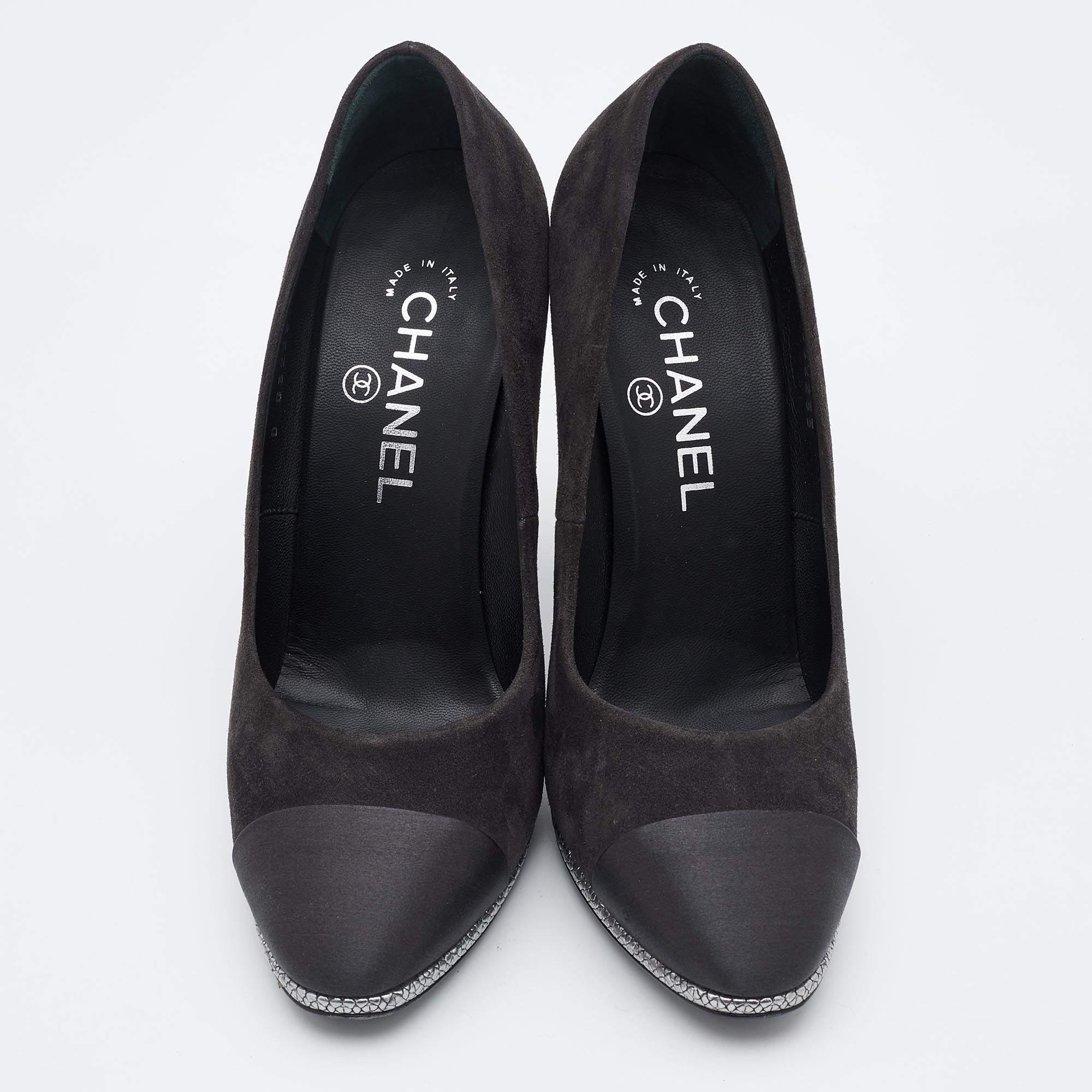 Be at the top your trend quotient by donning this pair of pumps, crafted from suede and satin. The elegant silhouette of these Chanel pumps will amp up your style quotient almost instantly. Stand out from the crowd while donning these exquisite