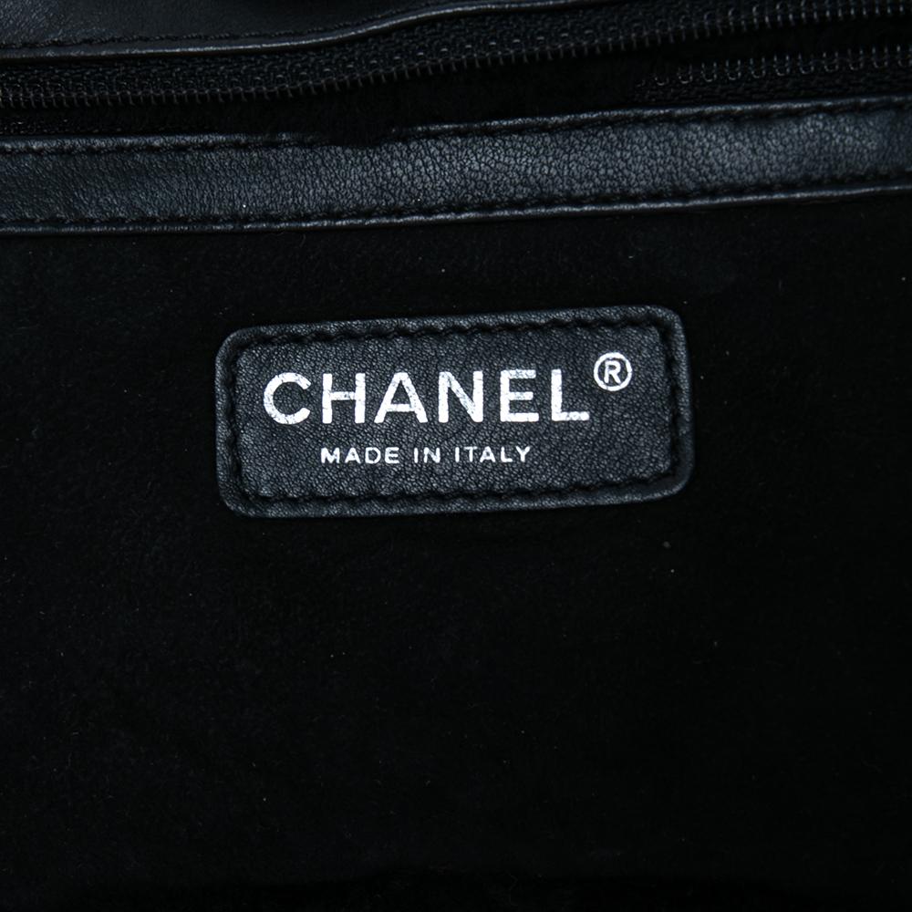 Chanel Black Suede and Shearling Embroidered CC Tote In Good Condition In Dubai, Al Qouz 2
