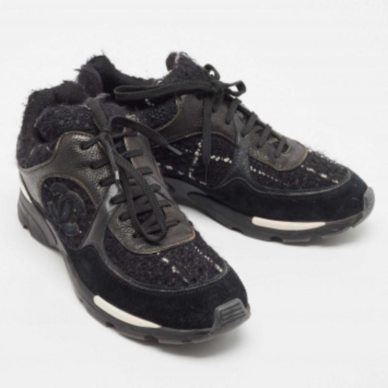 Dai un tocco chic al tuo abbigliamento con questo paio di sneakers firmate. La creazione è cucita perfettamente per aiutarvi a farvi notare a lungo.