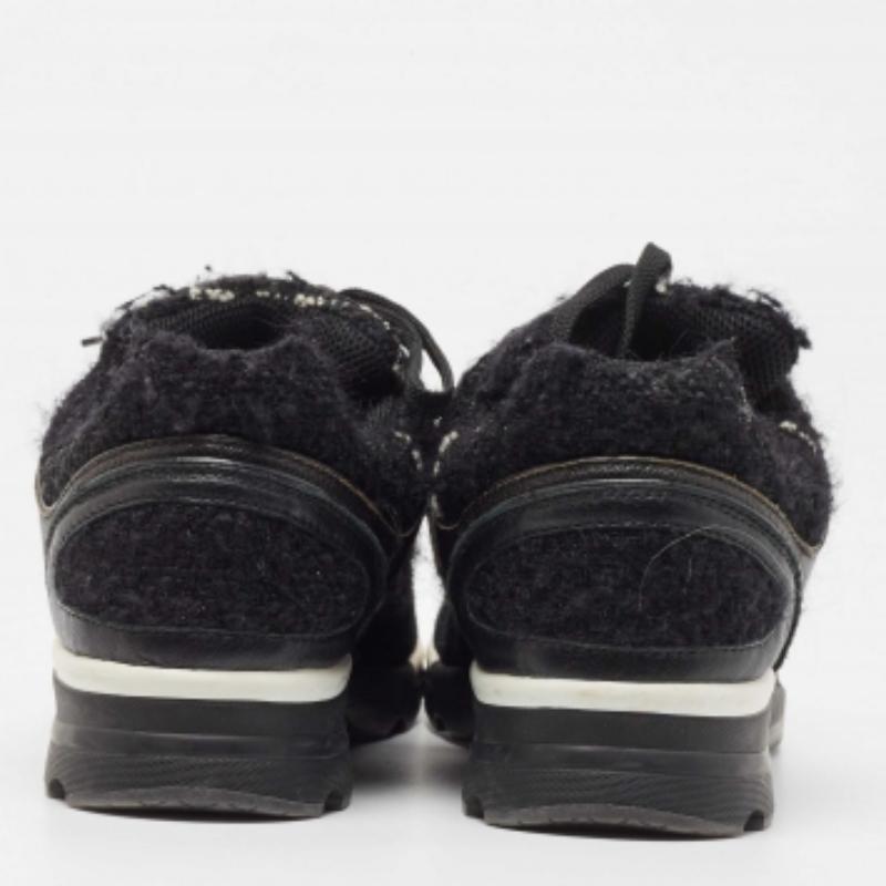 Chanel - Scarpe da ginnastica basse in pelle scamosciata e tweed con logo CC intrecciato - misura 40,5 In condizioni buone in vendita a Dubai, Al Qouz 2