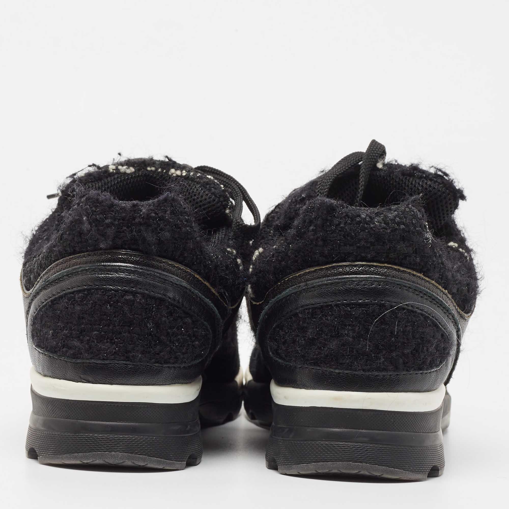Chanel Black Suede and Tweed Interlocking CC Logo Low Top Sneakers Size 40.5 For Sale 1