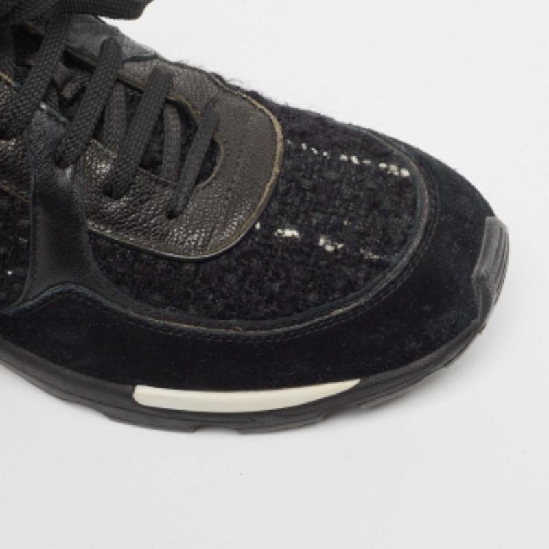 Chanel - Scarpe da ginnastica basse in pelle scamosciata e tweed con logo CC intrecciato - misura 40,5 in vendita 1