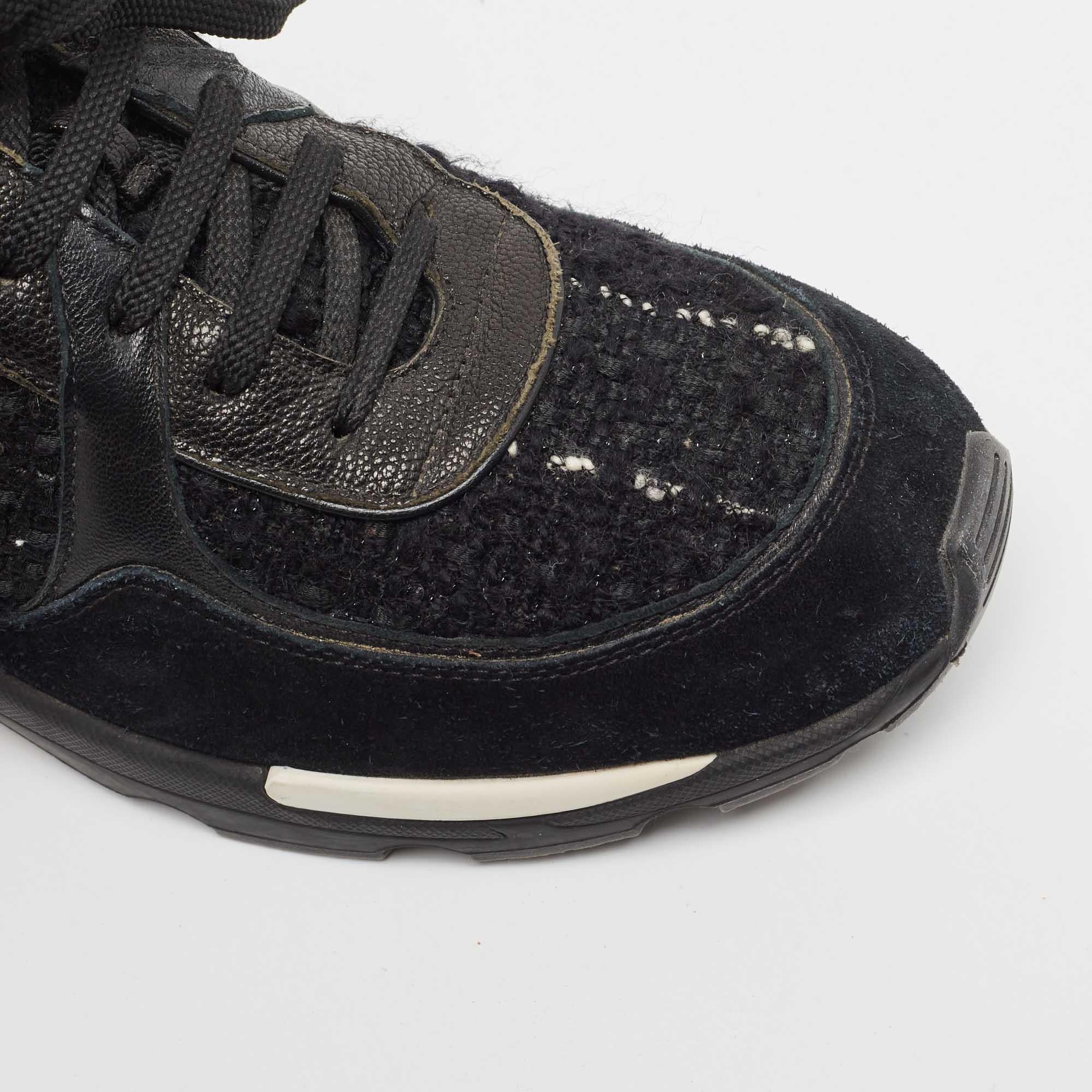 Chanel Black Suede and Tweed Interlocking CC Logo Low Top Sneakers Size 40.5 For Sale 3