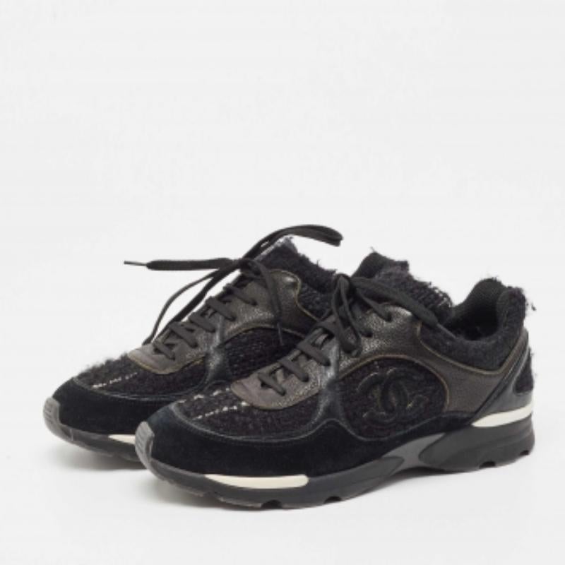 Chanel - Scarpe da ginnastica basse in pelle scamosciata e tweed con logo CC intrecciato - misura 40,5 in vendita 3