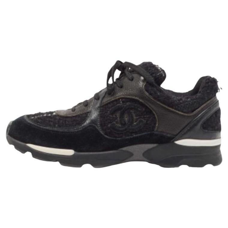Chanel - Scarpe da ginnastica basse in pelle scamosciata e tweed con logo CC intrecciato - misura 40,5 in vendita