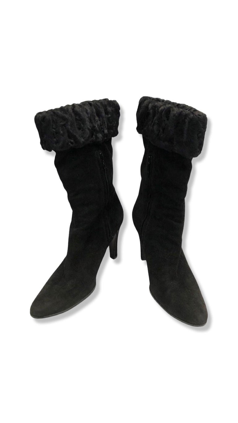 - Vintage 90s Chanel black suede ankle boots.

- Featuring black fur trim. 

- Size 38.5
