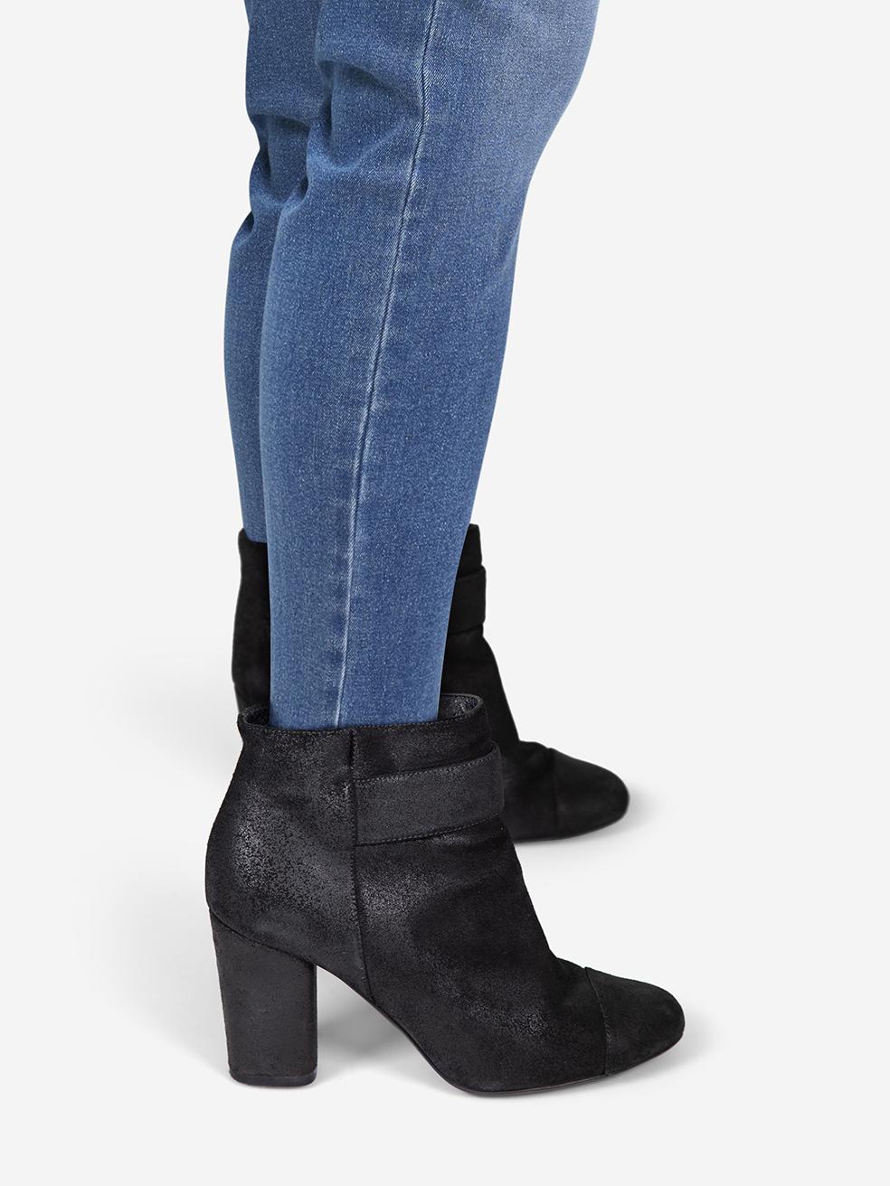 L'ÉTAT est très bon. L'usure minimale des chaussures est évidente. Usure minimale des deux tirettes de fermeture éclair avec effilochage et du logo CC avec éraflures. Abrasion sur le bout des orteils et le daim près de la fermeture éclair de la
