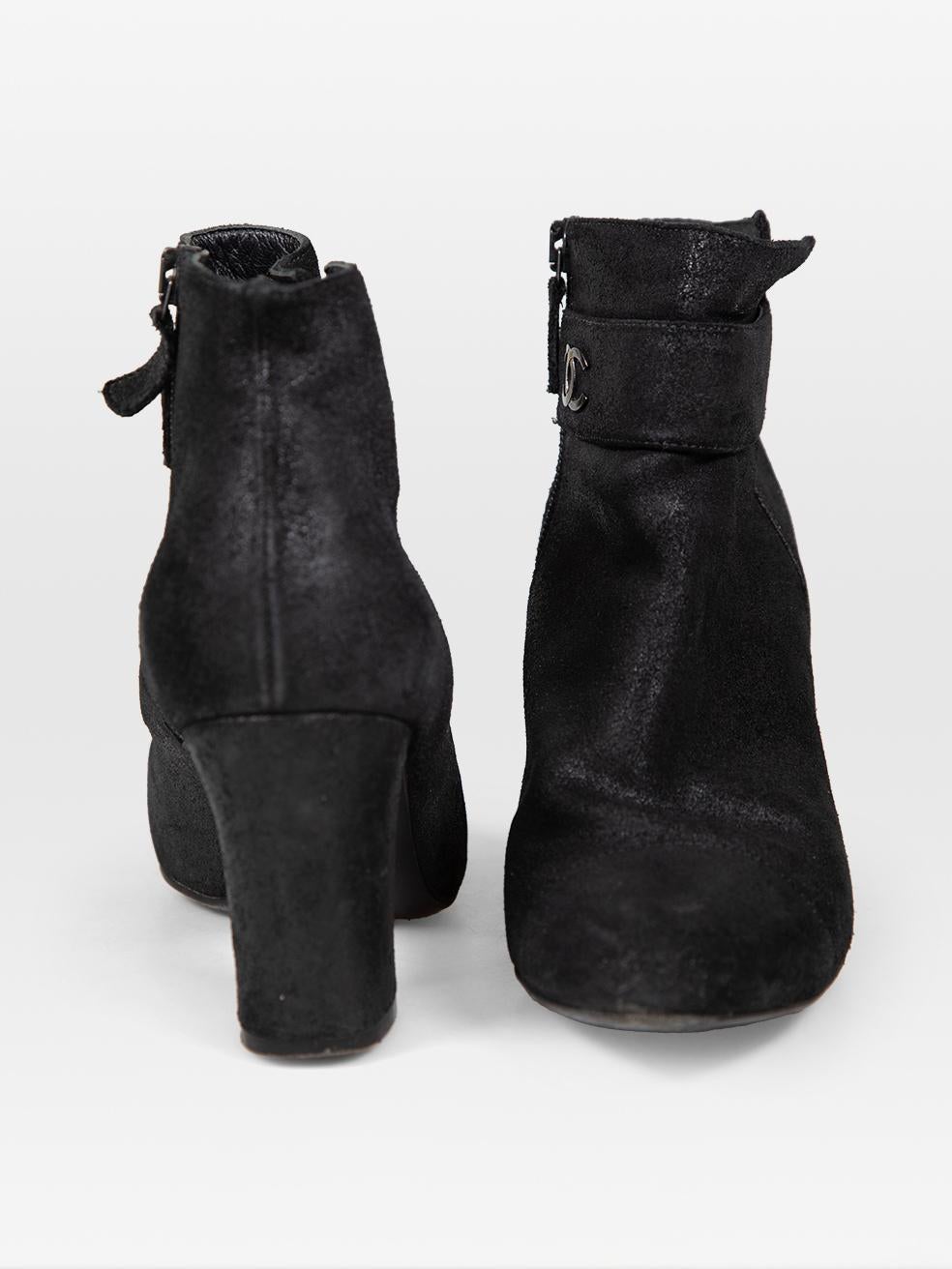 Noir Chanel - Bottines à talon en daim noir Taille IT 38.5 en vente