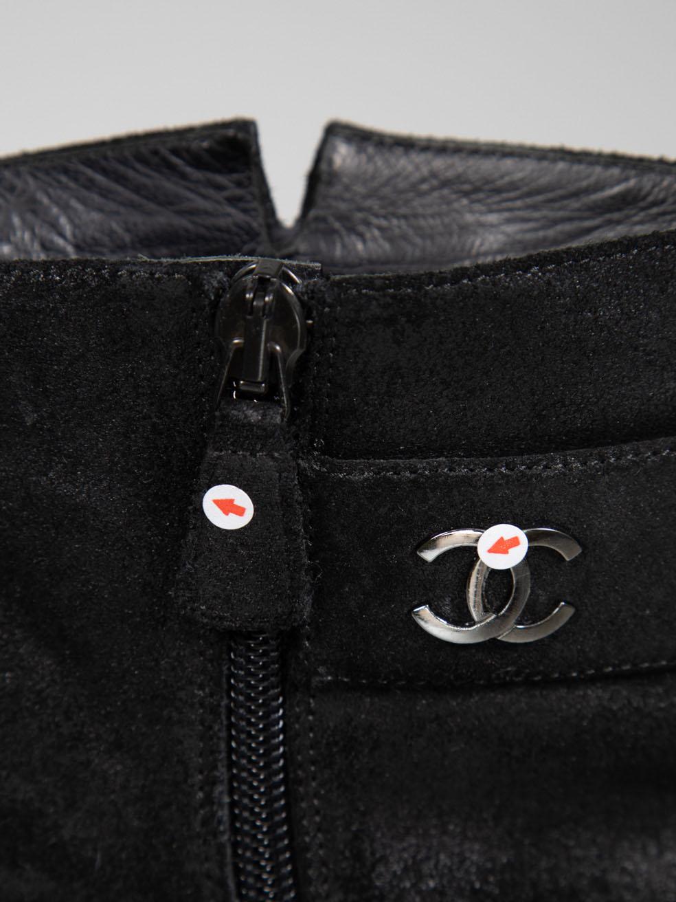 Chanel - Bottines à talon en daim noir Taille IT 38.5 en vente 1