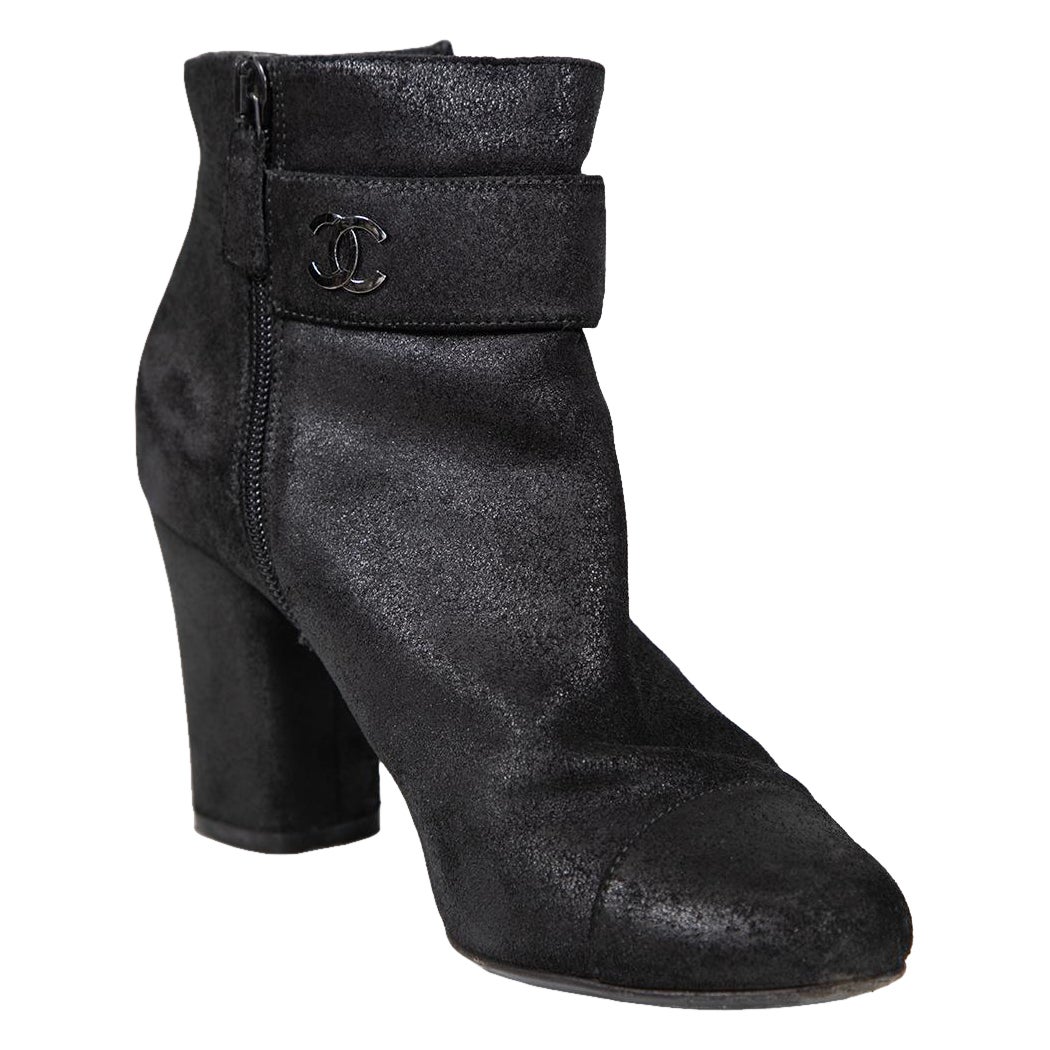 Chanel - Bottines à talon en daim noir Taille IT 38.5 en vente