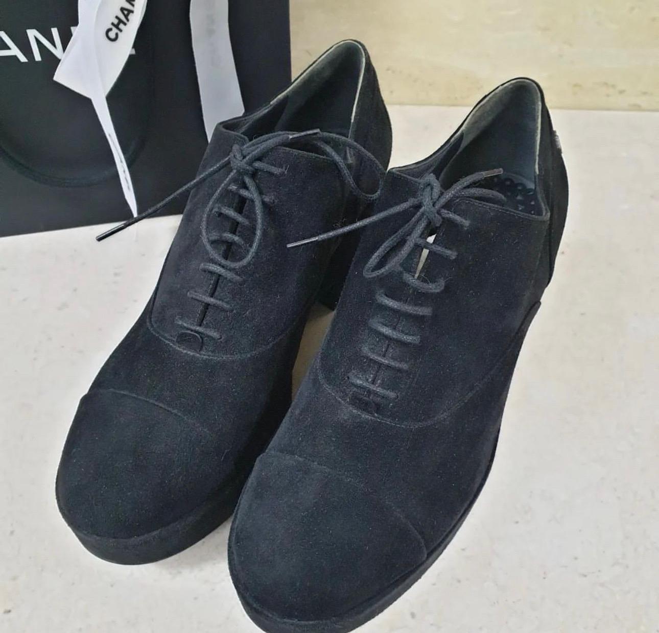 These gorgeous black oxfords from Chanel are all you need to make heads turn! They are crafted from soft suede and feature round toes, cap toes, high block heels and solid platforms that offer maximum grip while walking. 
Sz.40,5
Condition is never