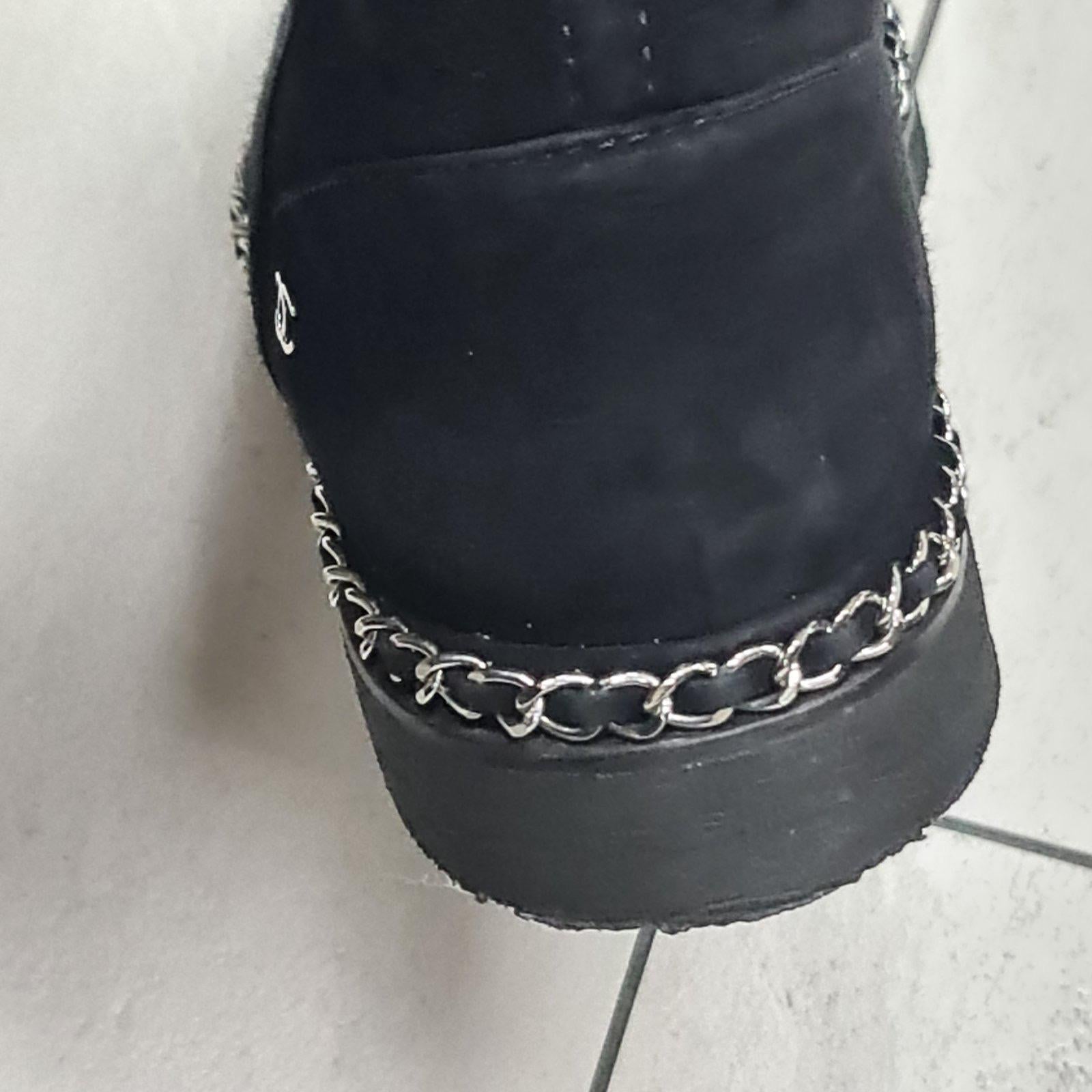 Chanel Black Suede Chain Detail Ankle Boots In Good Condition For Sale In Krakow, PL