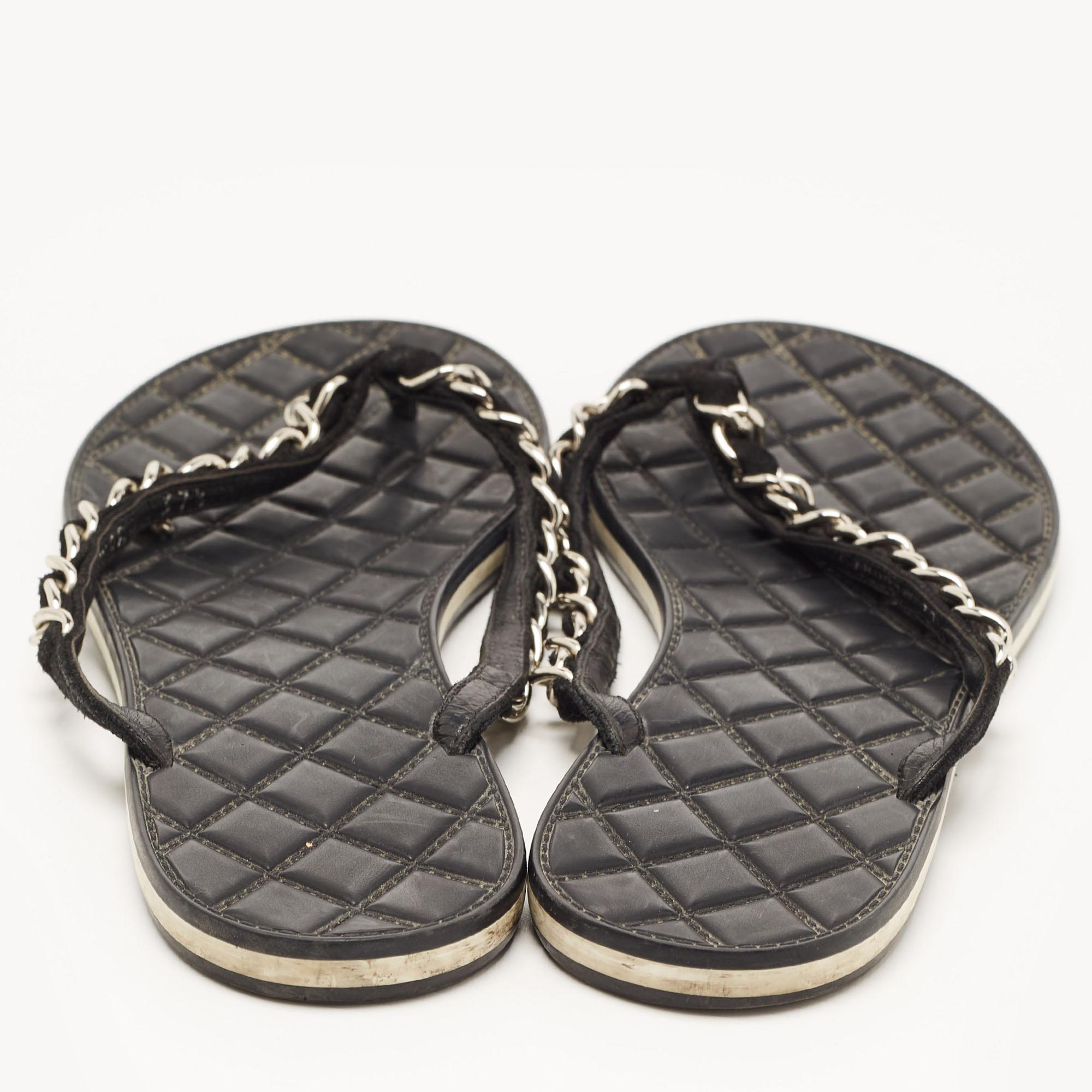 Chanel Black Suede Chain Detail Thong Flat Slides Size 37.5 In Good Condition In Dubai, Al Qouz 2