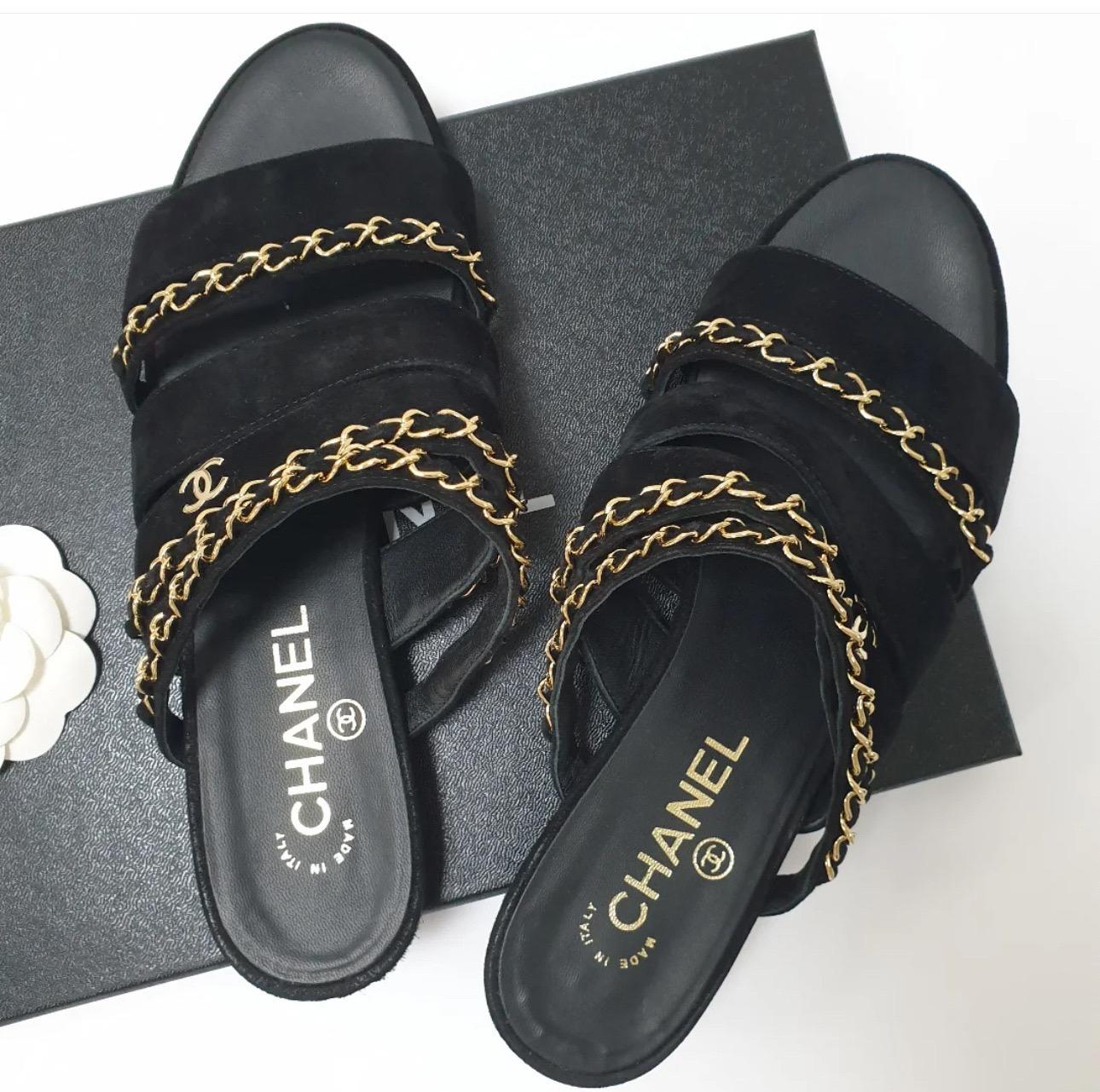 Gehen Sie stilvoll aus mit diesen umwerfenden Chanel Sandalen aus schwarzem Wildleder und Kette! Diese Sandalen haben ein luxuriöses Obermaterial aus schwarzem Wildleder, das mit den für Chanel typischen Kettendetails und einem charmanten CC-Logo