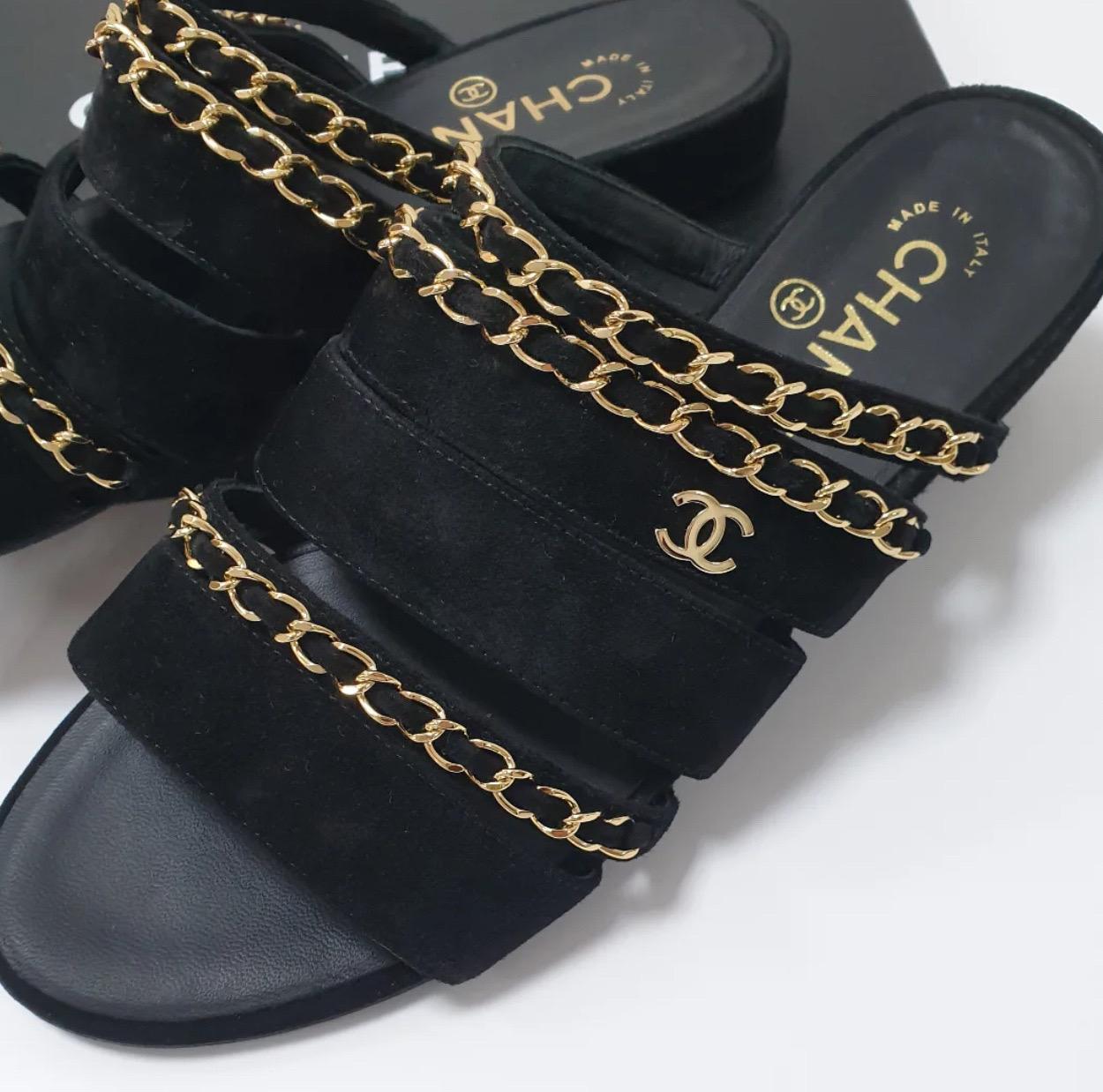 Chanel Schwarz Wildleder Kette offene Zehe flache Sandalen Sz.38 im Zustand „Gut“ im Angebot in Krakow, PL