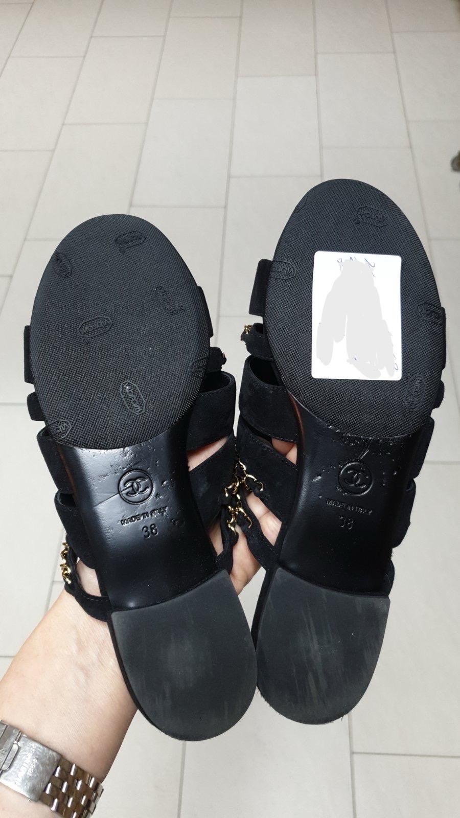 Chanel Schwarz Wildleder Kette offene Zehe flache Sandalen Sz.38 Damen im Angebot