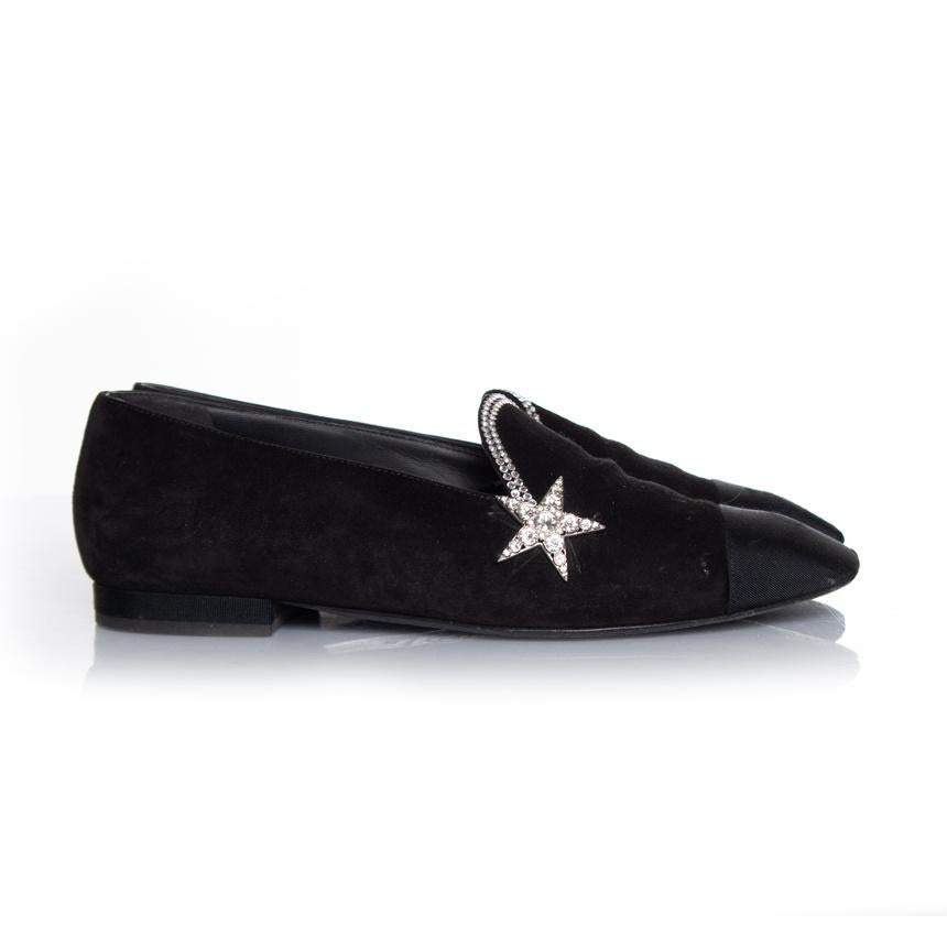 Chanel, Mocassins en daim noir avec étoile de comète Pour femmes en vente