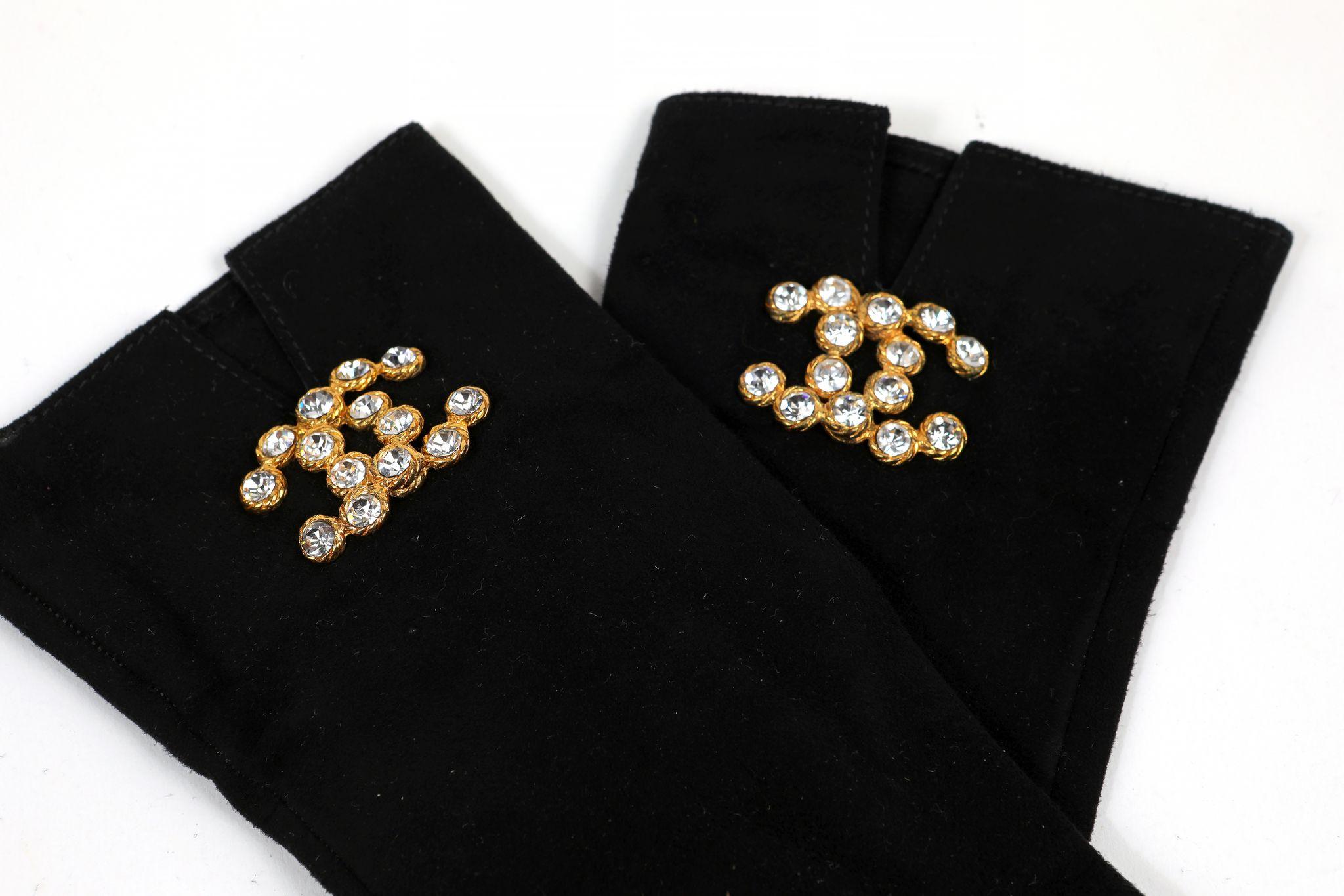 Diese authentischen Chanel Black Suede Crystal CC Handschuhe sind in tadellosem Zustand.  Weiches schwarzes Wildleder mit goldfarbenen, ineinandergreifenden CCs in Kristall.  Inklusive Tasche oder Box.  

ACO 13740
