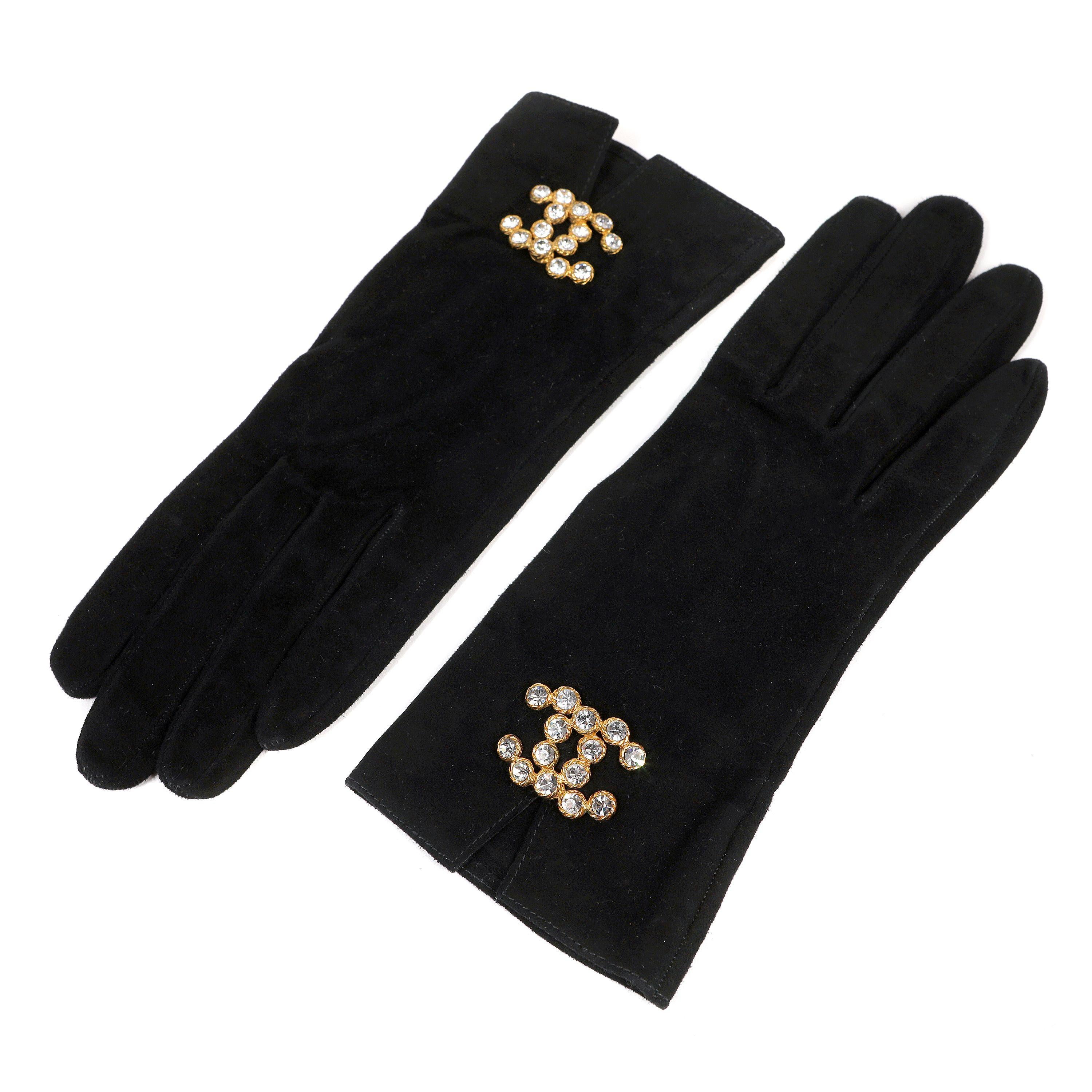 Noir Chanel - Gants CC en daim noir avec cristaux  Très petit en vente