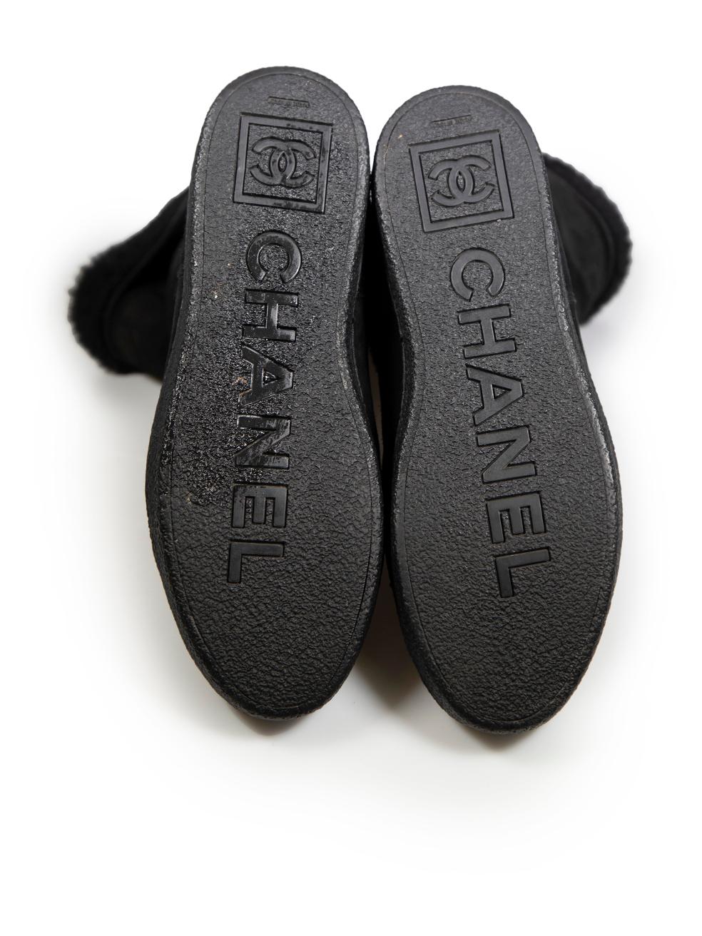 Chanel Schwarz Wildleder Interlocking CC Logo Stiefel Größe IT 37 Damen im Angebot