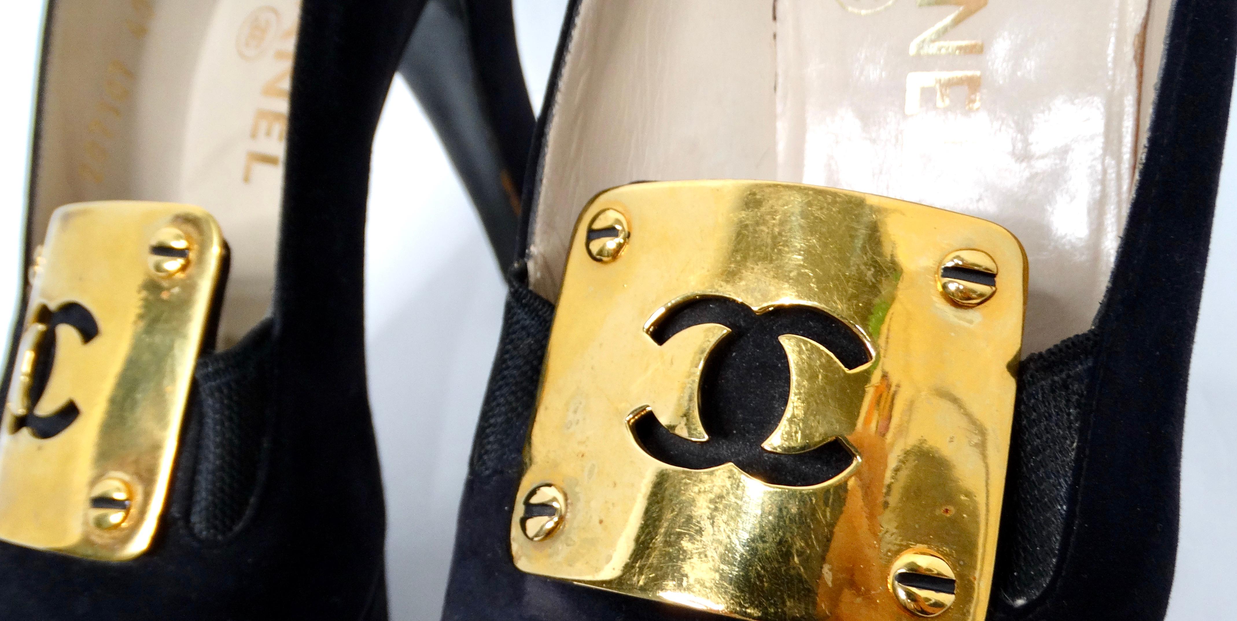 Noir Mocassins à talons en daim noir de Chanel avec logo CC imbriqué, circa 1990 en vente
