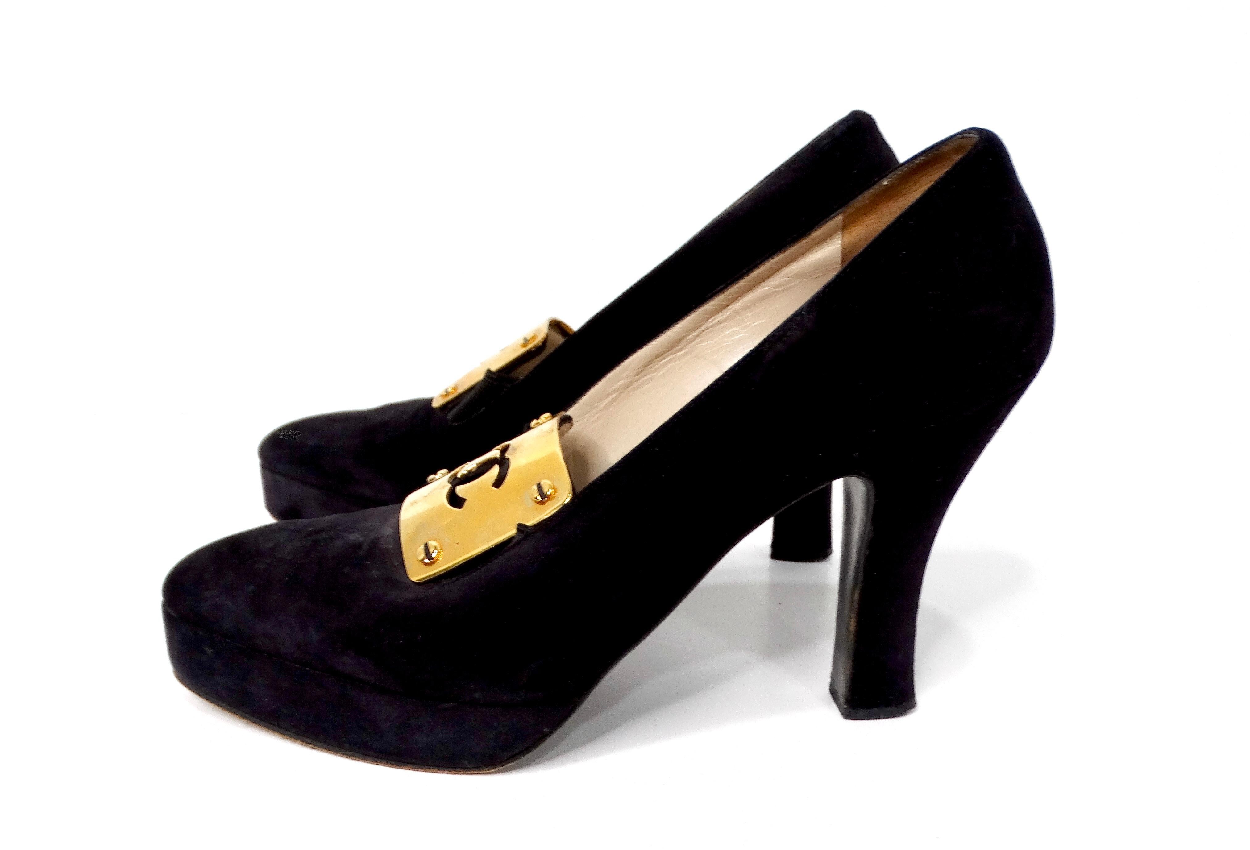 Mocassins à talons en daim noir de Chanel avec logo CC imbriqué, circa 1990 Bon état - En vente à Scottsdale, AZ