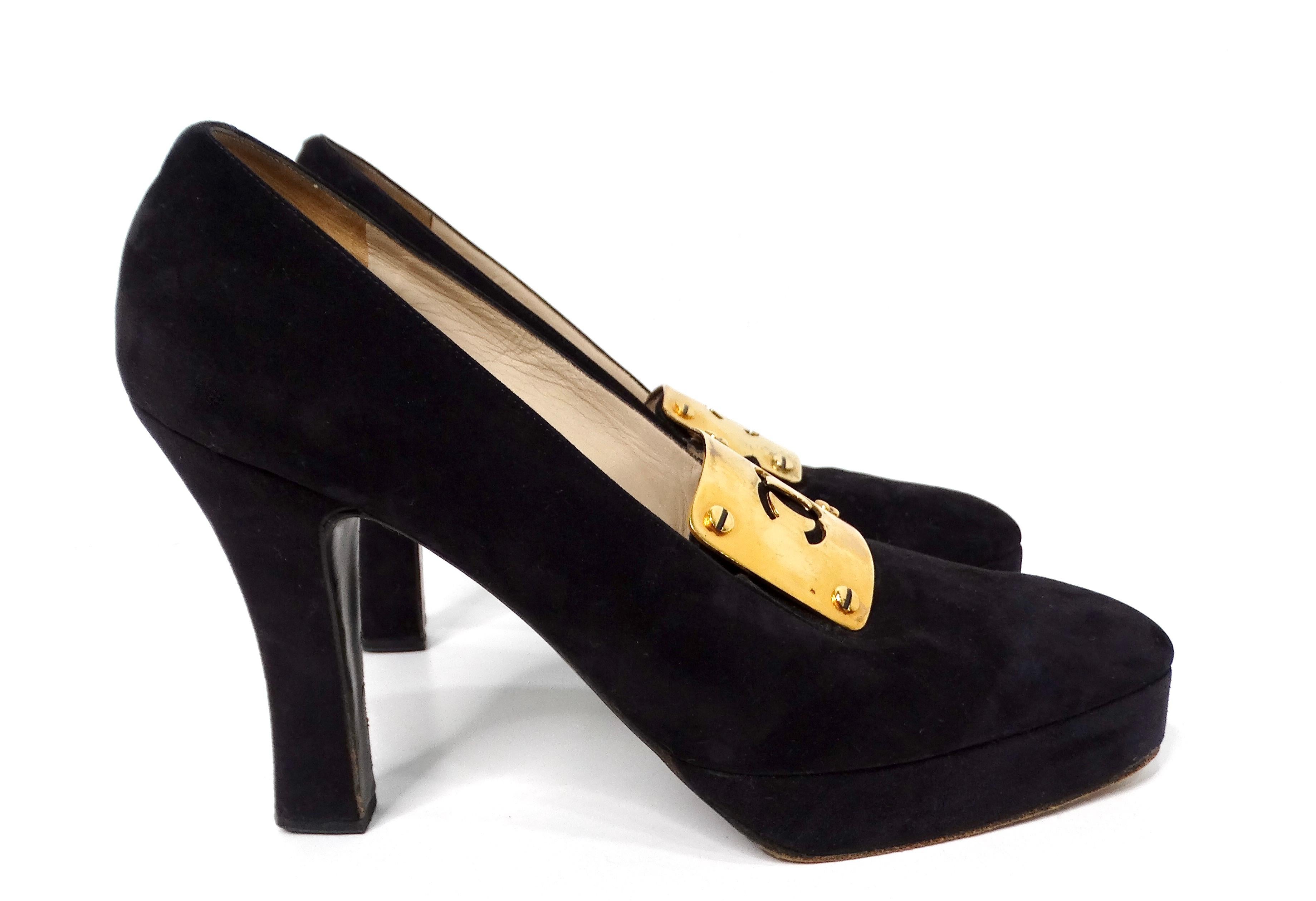 Mocassins à talons en daim noir de Chanel avec logo CC imbriqué, circa 1990 en vente 1
